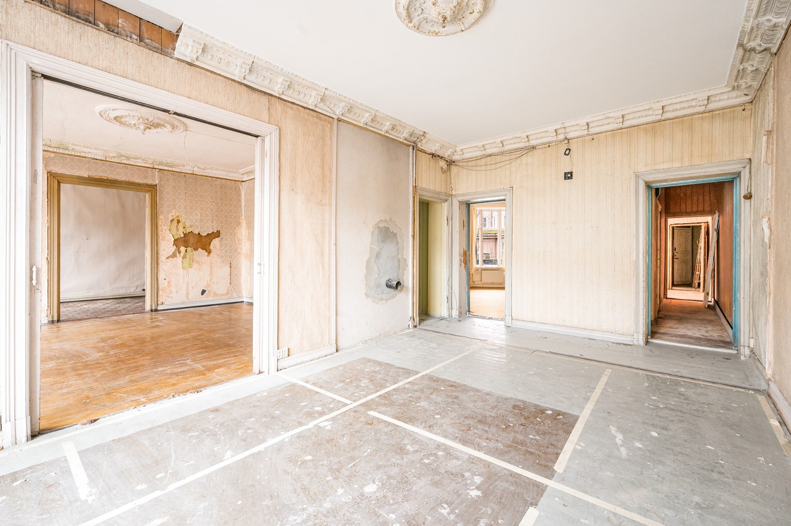 De to stuene i åpen forbindelse skaper en stor og sosial sone. Galleribilde