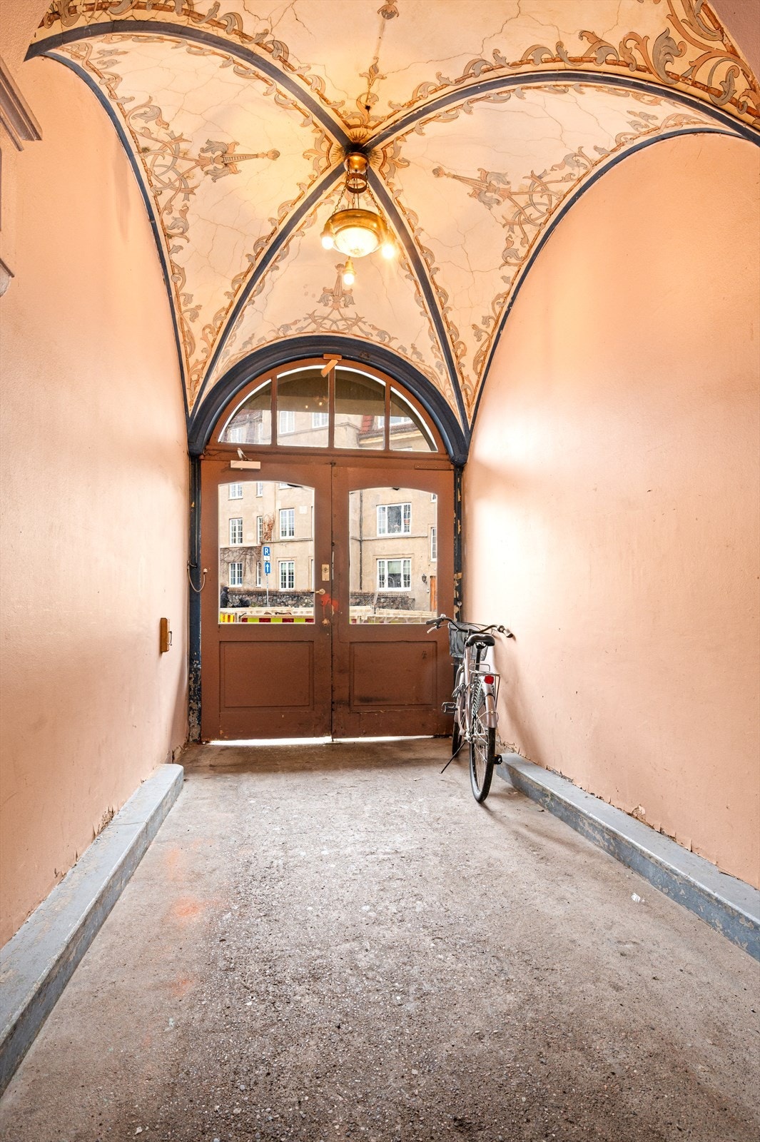 Et staselig portrom med dekormaling ønsker deg velkommen inn i bygården. Galleribilde