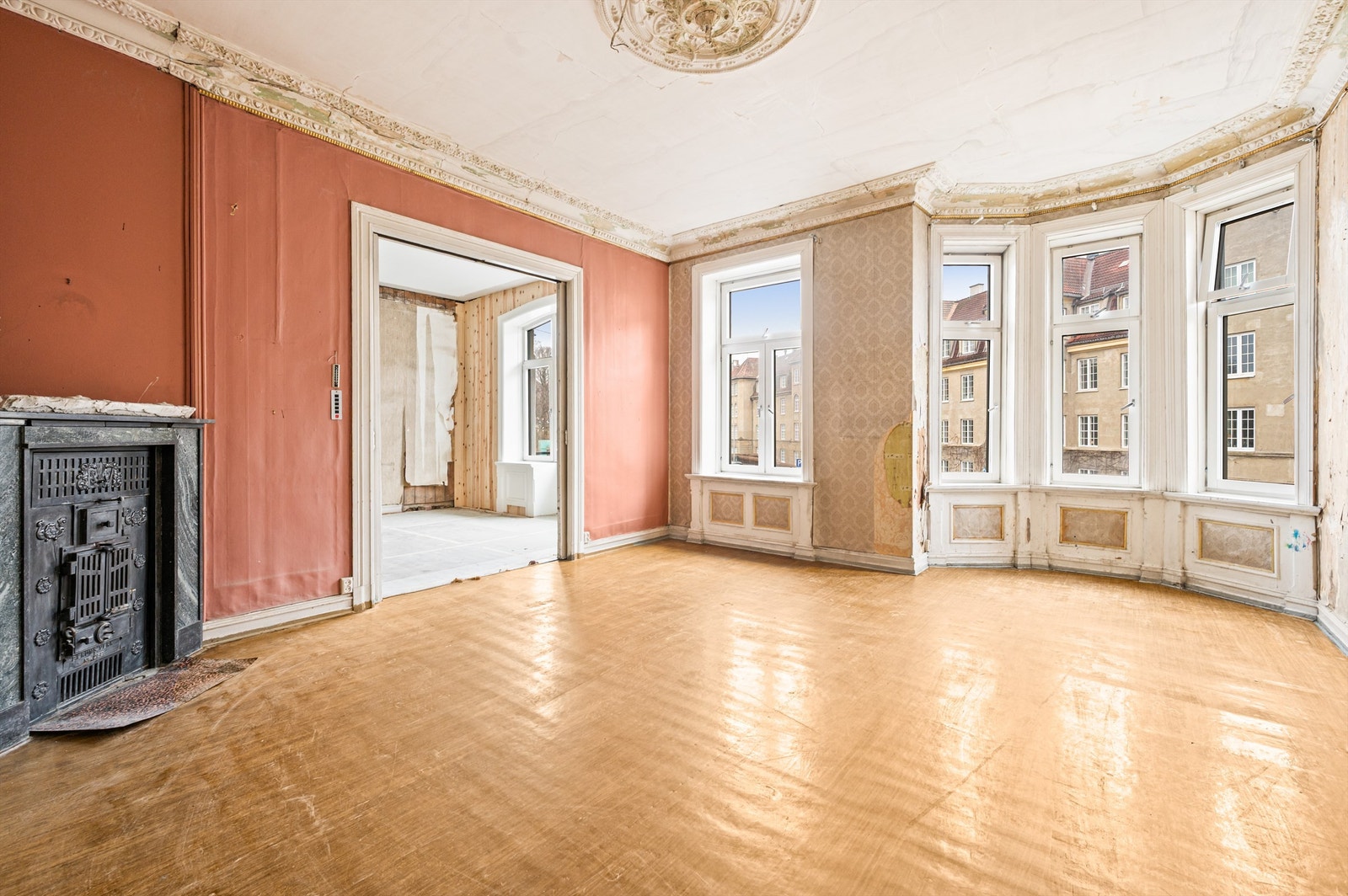 Stuene har generøs takhøyde og store vindusflater, som gir en luftig atmosfære. Galleribilde