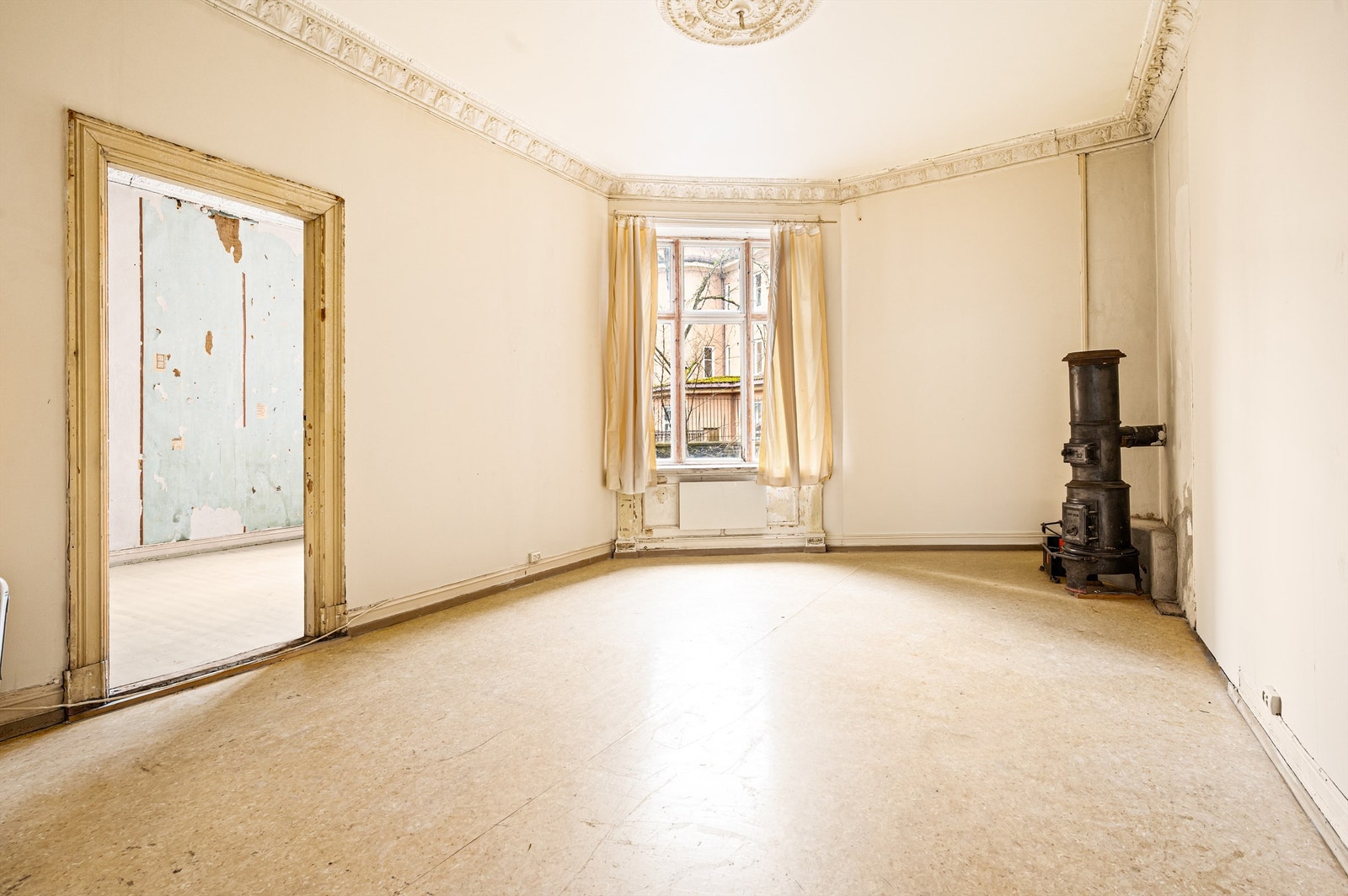 Gulvene består av belegg og malte tregulv, klare for oppgradering. Galleribilde