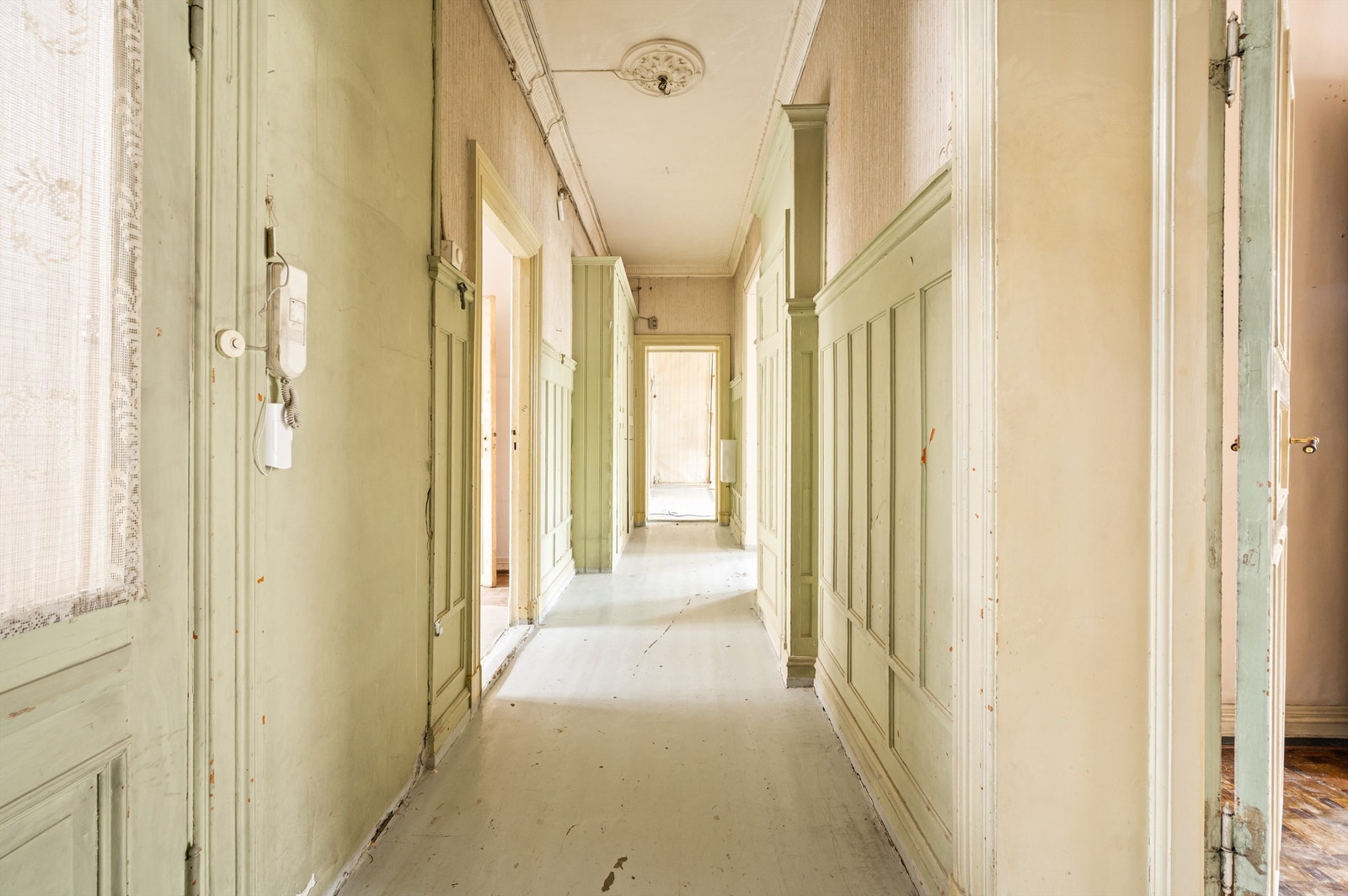 Veggene har malt trepanel, som gir et godt utgangspunkt for videre modernisering. Galleribilde