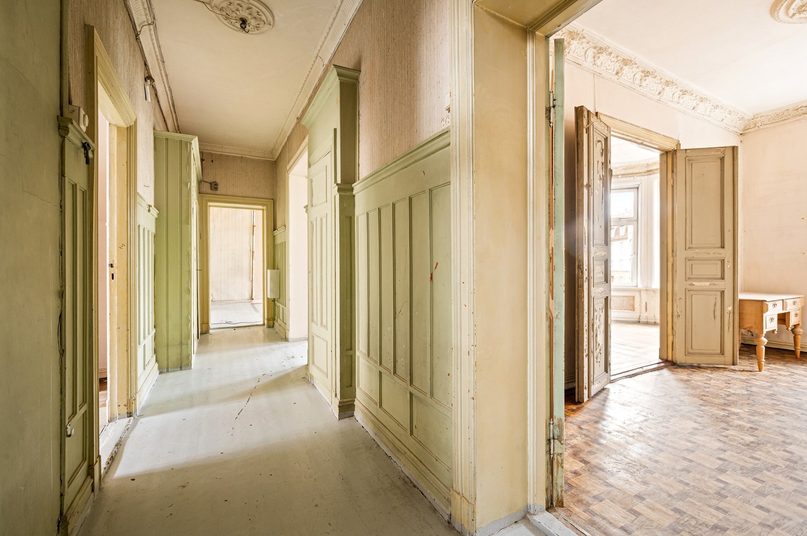 En sentral entré og en langsgående gang binder rommene sammen og gir et romslig preg. Galleribilde