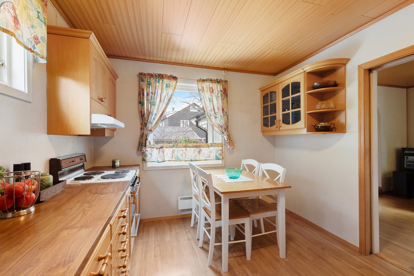 Eldre, men solid kjøkken med god skapplass og fine arbeidsflater. Galleribilde