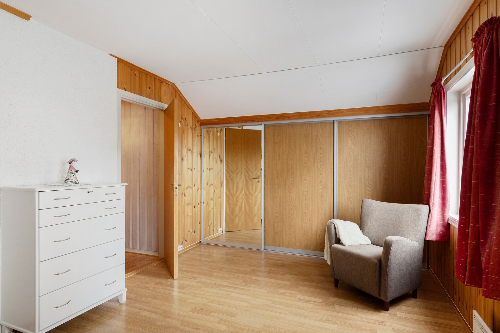 Det største soverommet måler hele 19 kvm. Dette er opprinnelig godkjent som 2 separate soverom. Galleribilde