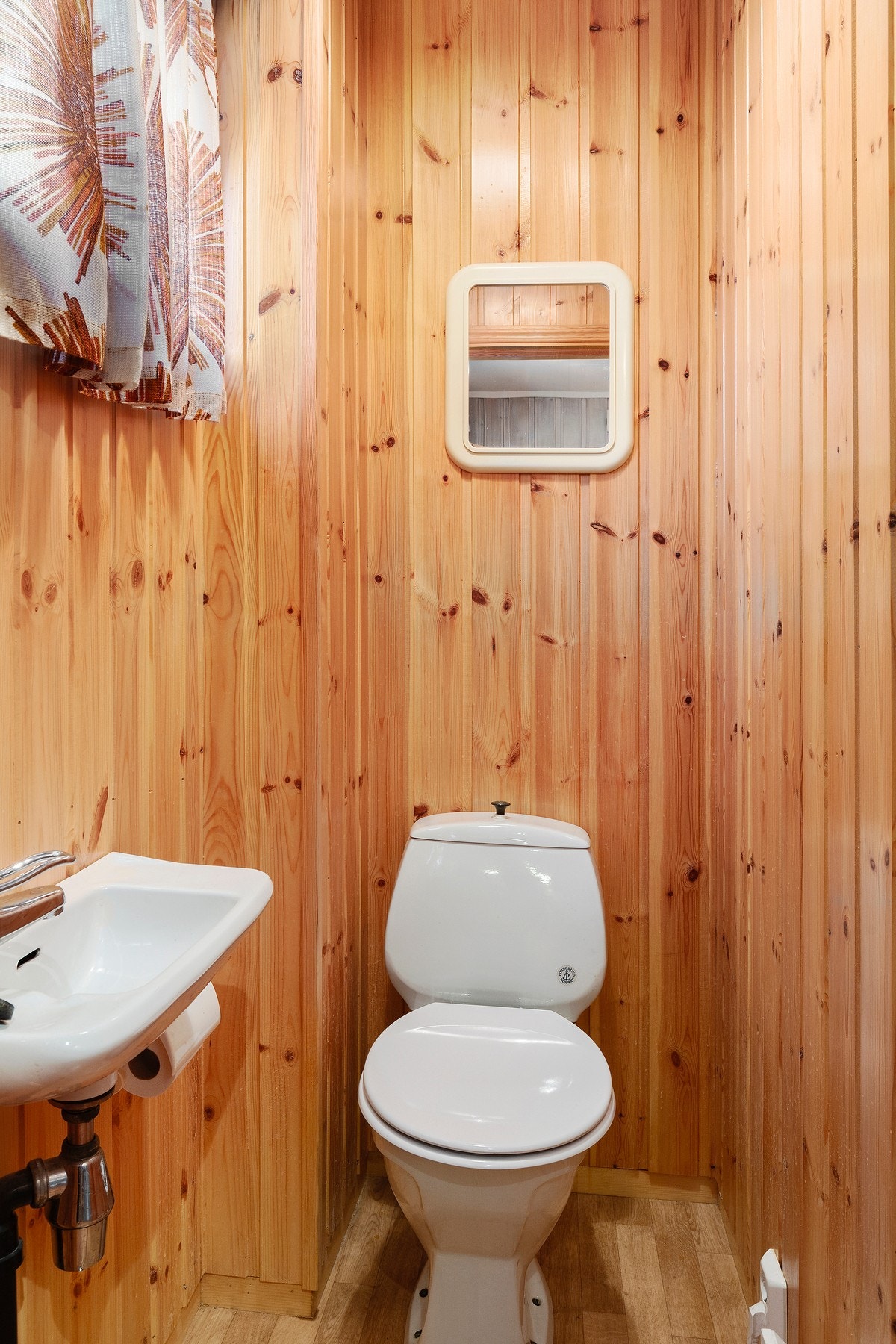 Mange vil sette pris på ekstra toalett, praktisk plassert ved gang i hovedplan. Galleribilde