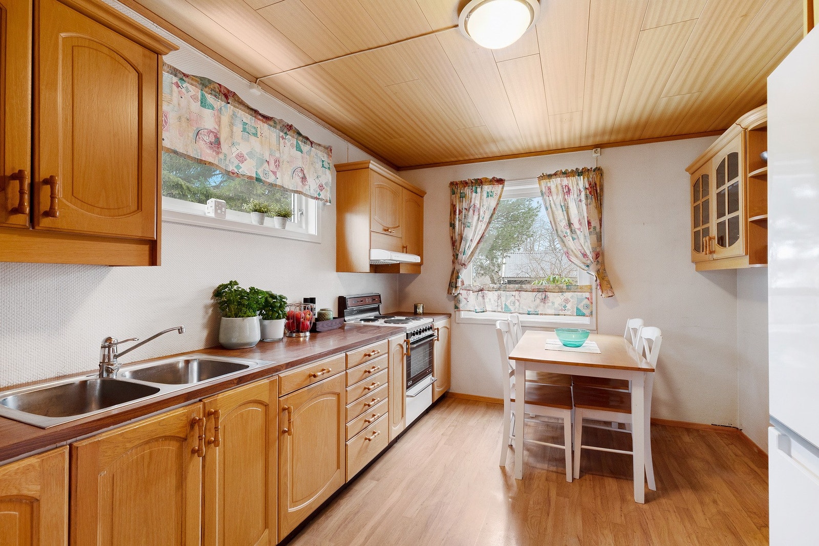 Romslig kjøkken på ca. 11,5 m² med god plass til spisebord. Galleribilde