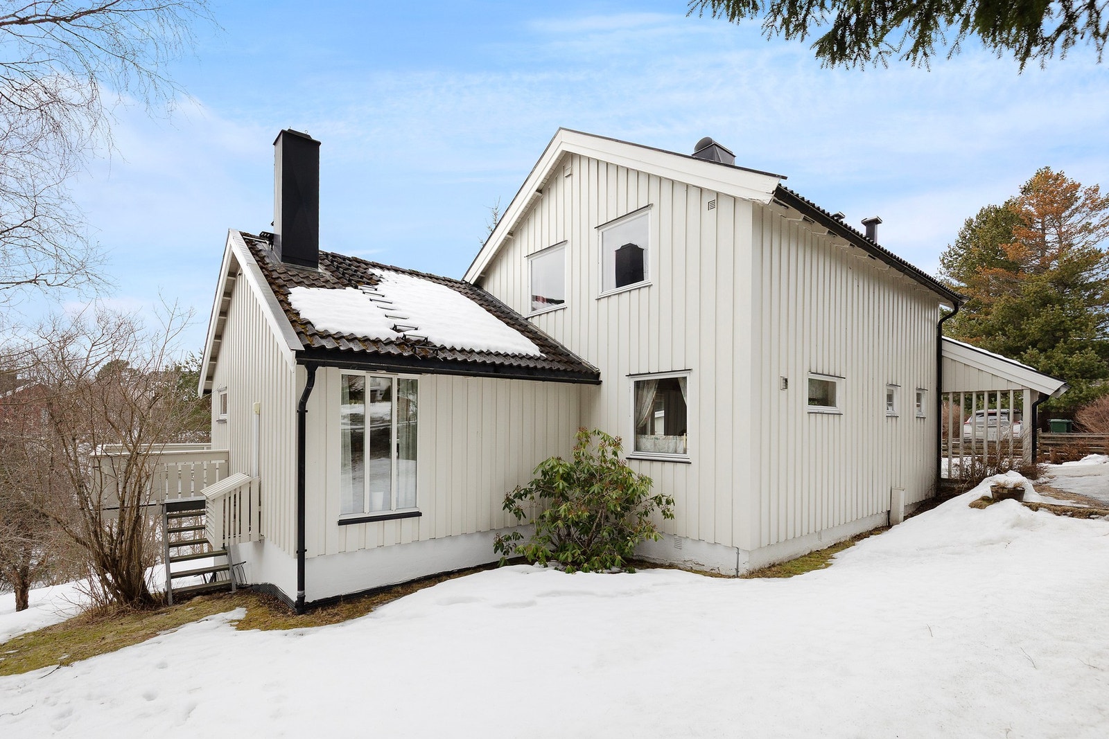 Eiendommen ligger fint til mot fint grøntareal i et rolig og familievennlig område. Galleribilde