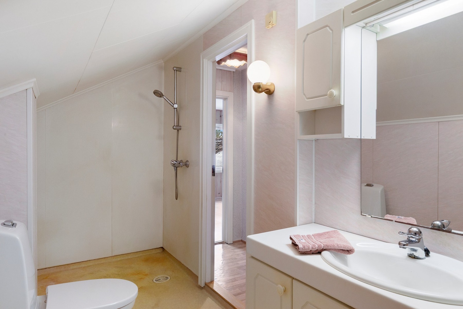 Badet er opprinnelig godkjent som kott og wc i opprinnelige bygningstegninger. Omgjøring er et søknadspliktig tiltak. Galleribilde