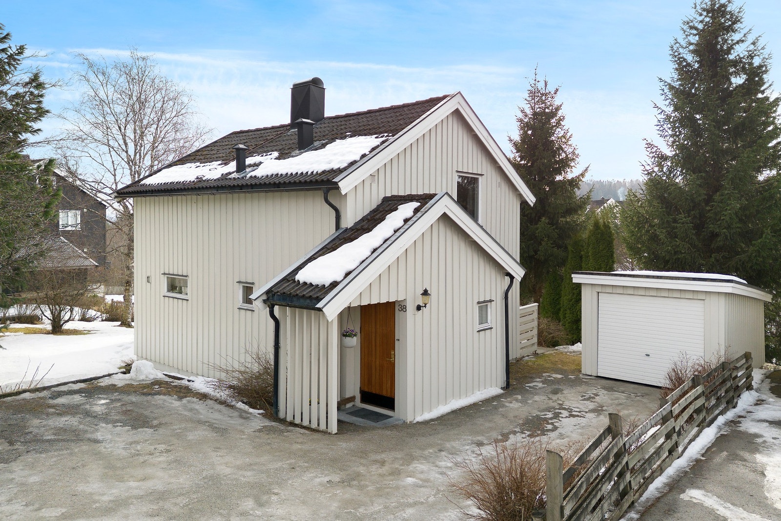 Boligen fremstår velholdt, men med behov for modernisering. Galleribilde