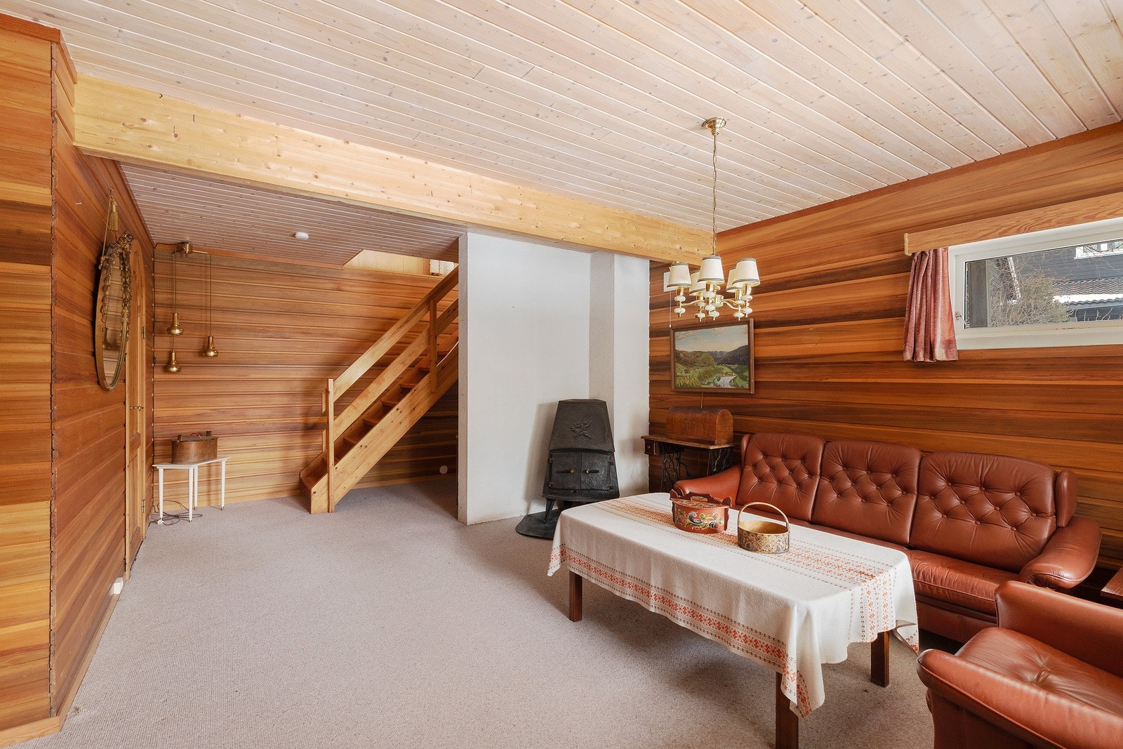 Romslig kjellerstue på ca. 26,5 kvm med flere bruksmuligheter. Som fra stuene på hovedplan, er det også utgang til uteplass fra kjellerstuen. En markterrasse på 9 kvm. Galleribilde