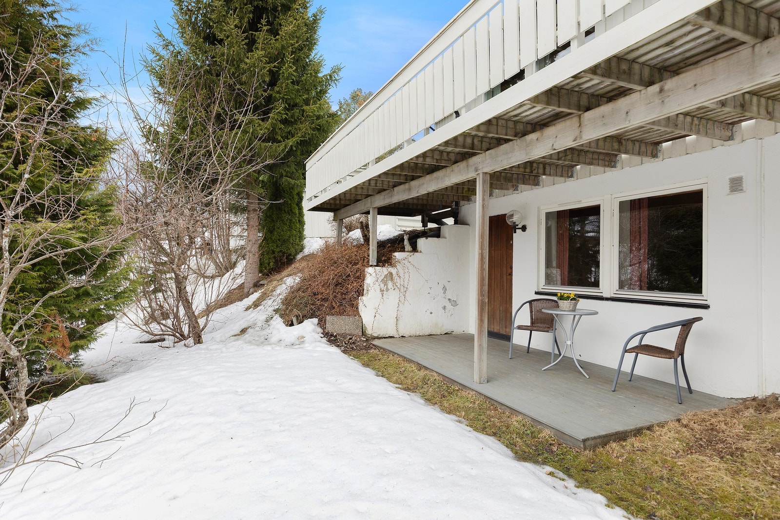 Markterrassen utenfor kjellerstue er også skjermet og solrik. Galleribilde