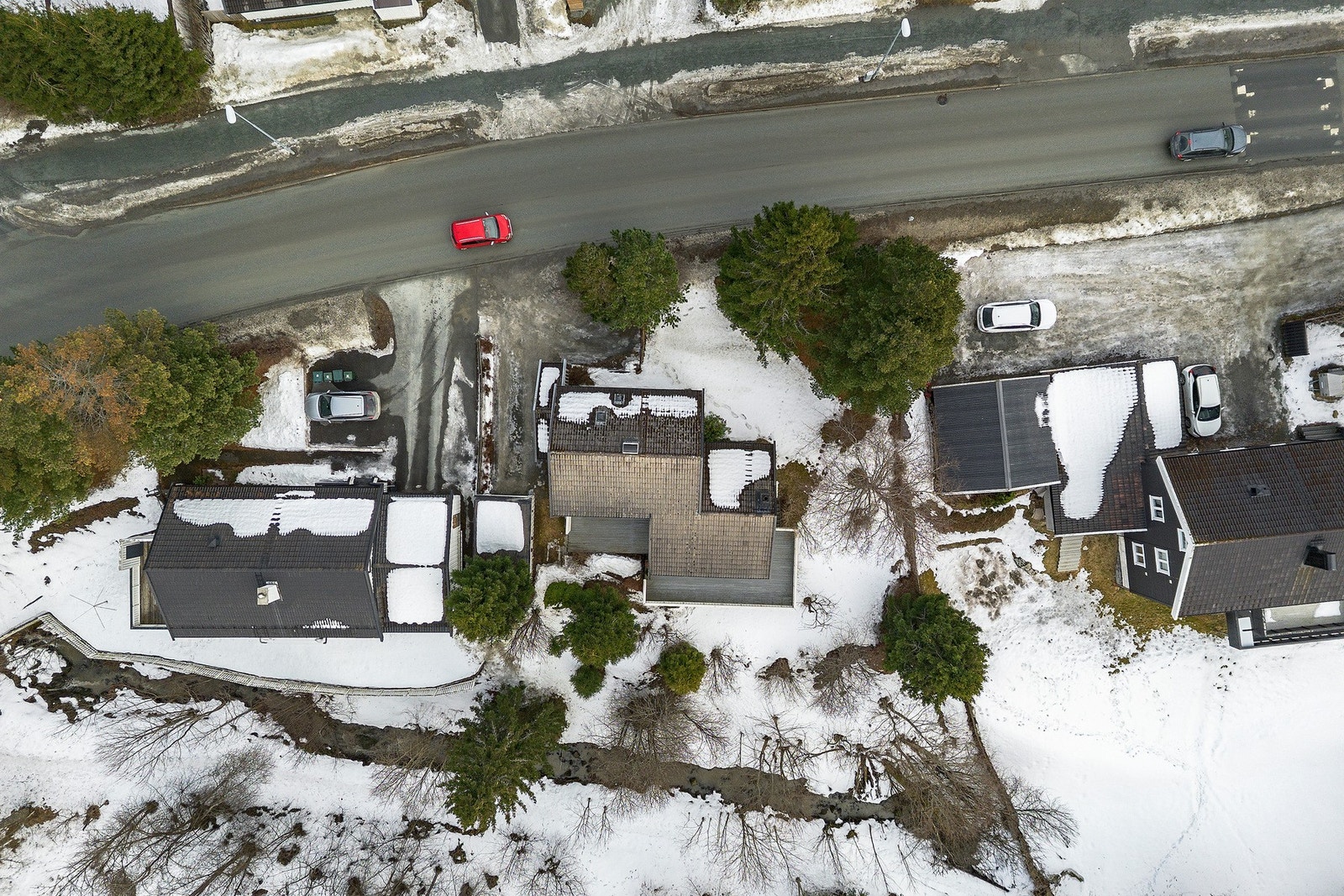 Oversiktsbilde av eiendommen. Innholdsrik enebolig over tre etasjer med tre stuer, solrike uteplasser og familievennlig beliggenhet nær flotte turmuligheter. Galleribilde