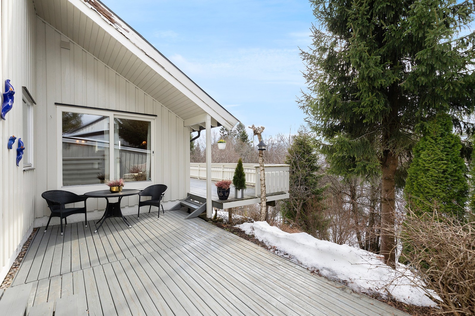 På hovedplanet er det to terrasser på til sammen 48 kvm terrasse. Disse er knyttet sammen med trapp. Galleribilde