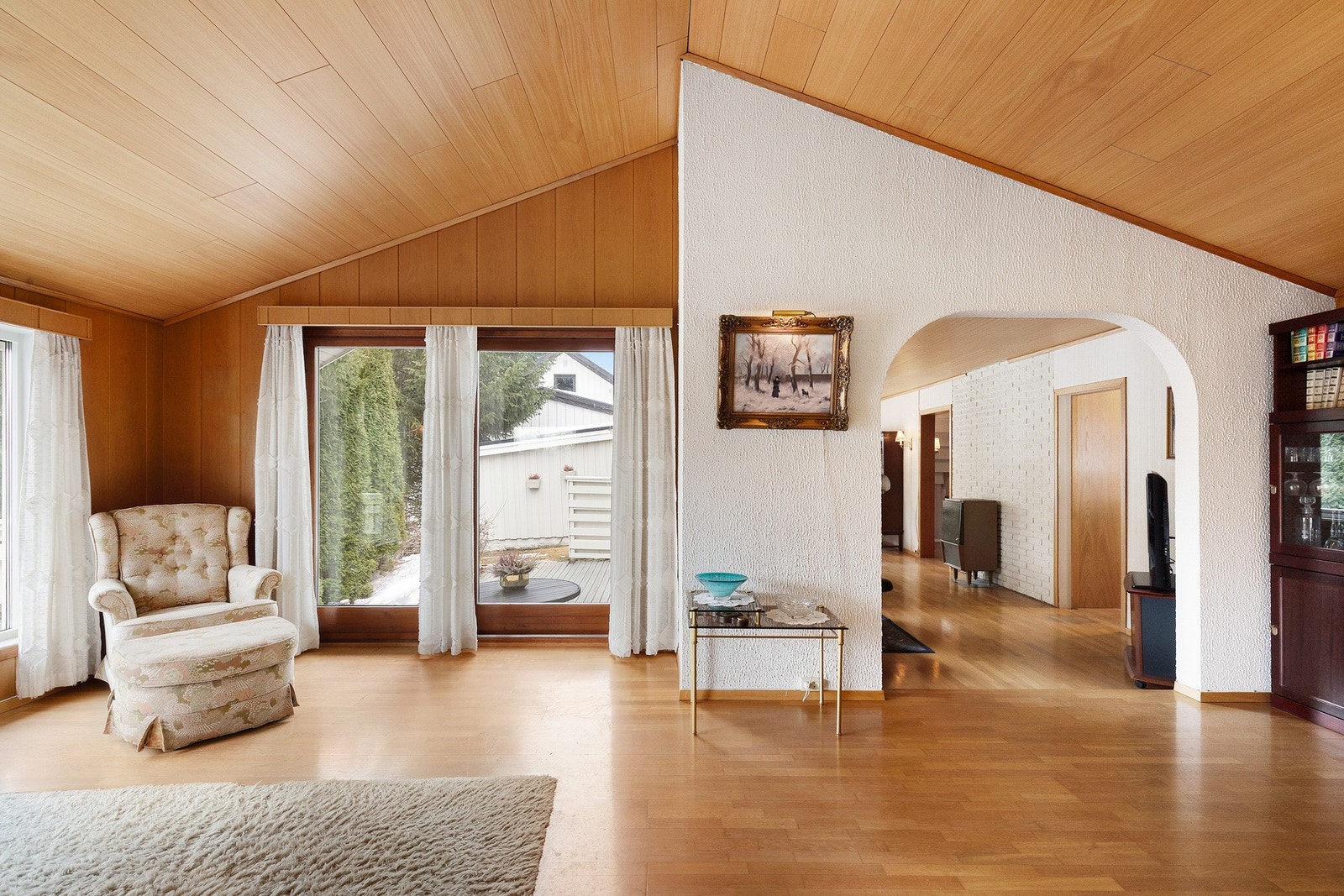 Her har du også utgang til romslig terrasse (28 kvm) med nedgang til hage. Galleribilde