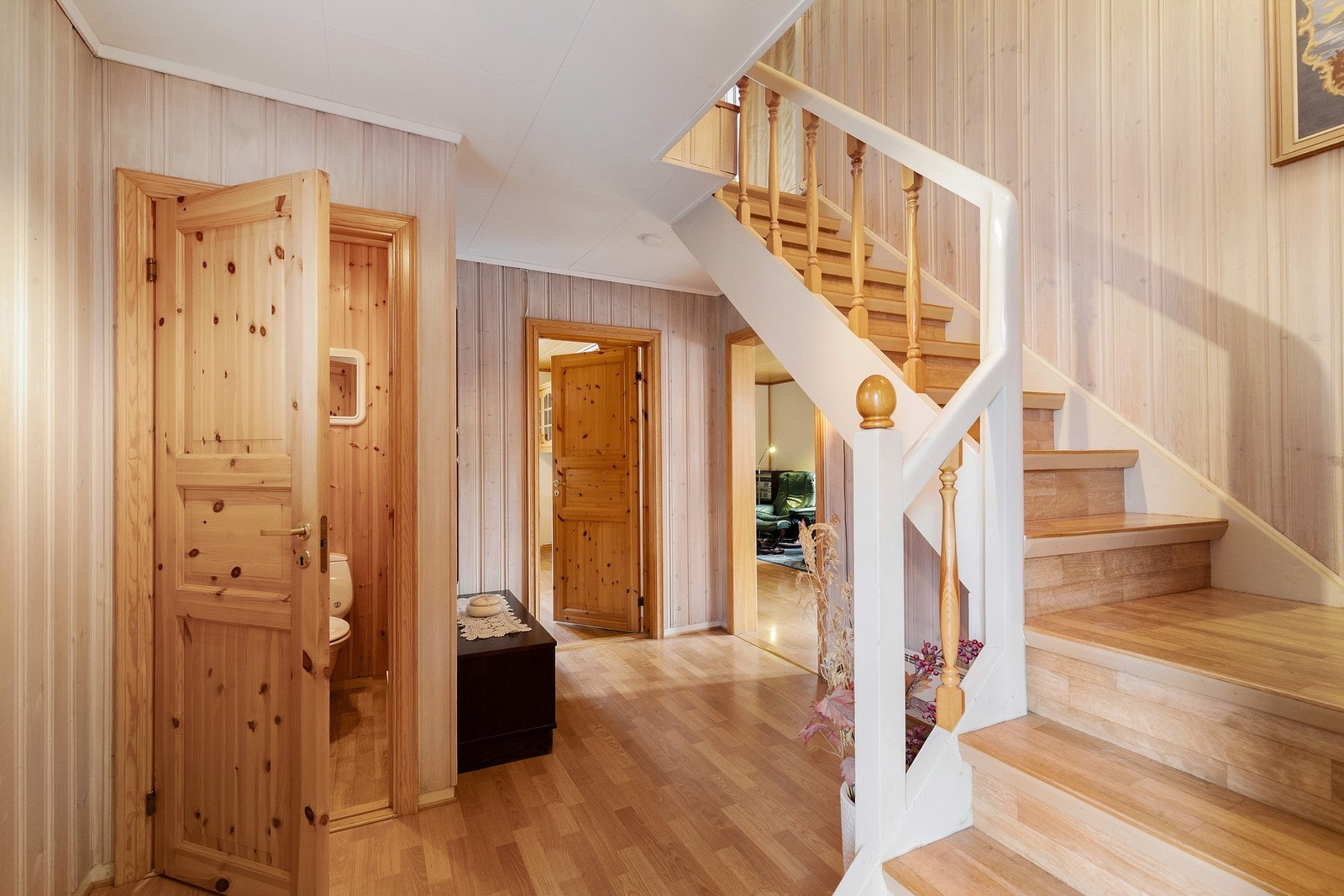 Når du kommer inn i boligen, møtes du av vindfang og romslig gang med adkomst til øvrige rom på planet og boligens ulike plan. Galleribilde