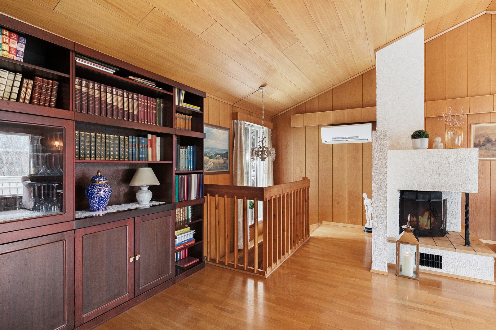 God takhøyde og rikelig med naturlig lys fra store vindusflater gir god romatmosfære. Galleribilde