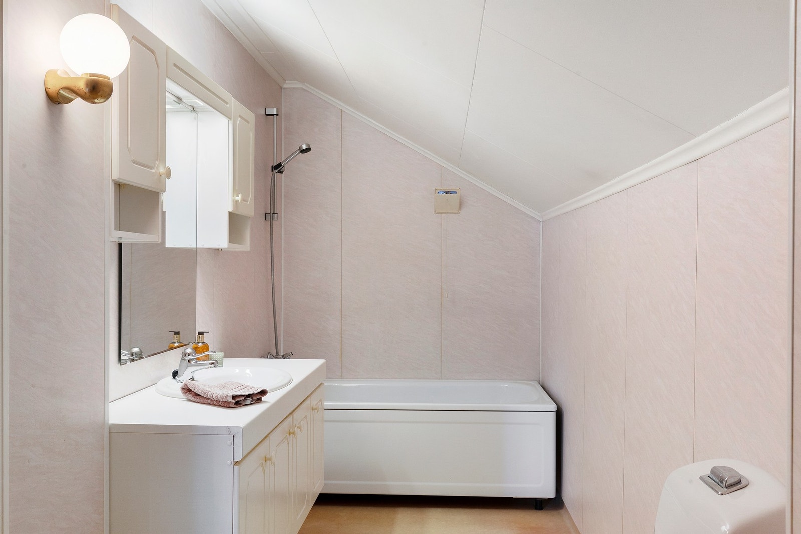 Baderommet ligger i 2. etasje. Det måler 6 kvm. Det er utstyrt med toalett, badekar med dusj, og vask med underskap og speil. Galleribilde