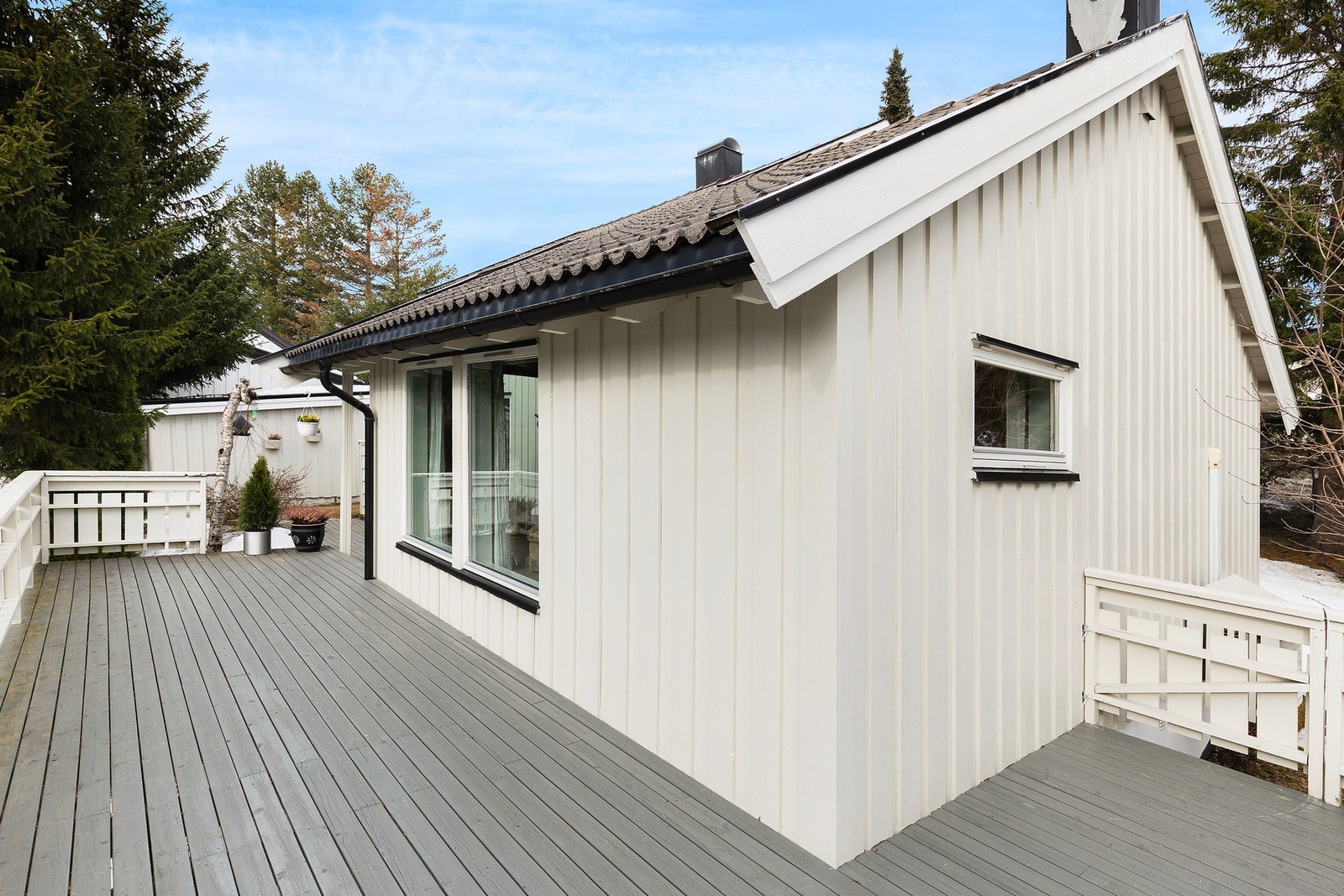 Det er selvfølgelig rikelig med plass for flere møbelgrupper utendørs. Galleribilde