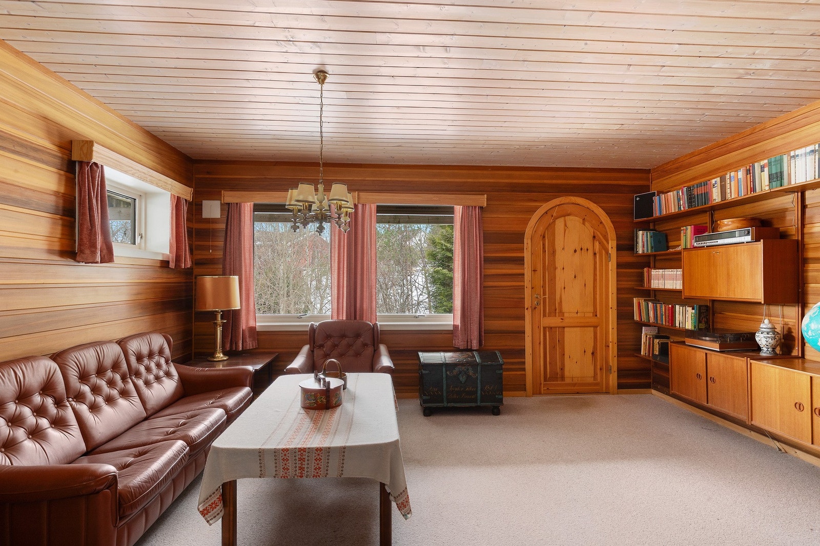 Det gjøres oppmerksom på at stuen i underetasje ikke er angitt med rombenevnelse i de opprinnelige bygningstegningene. Megler har derfor ikke kunnet kontrollere hvorvidt boligen faktisk er oppført i samsvar med byggegodkjente tegninger. Galleribilde