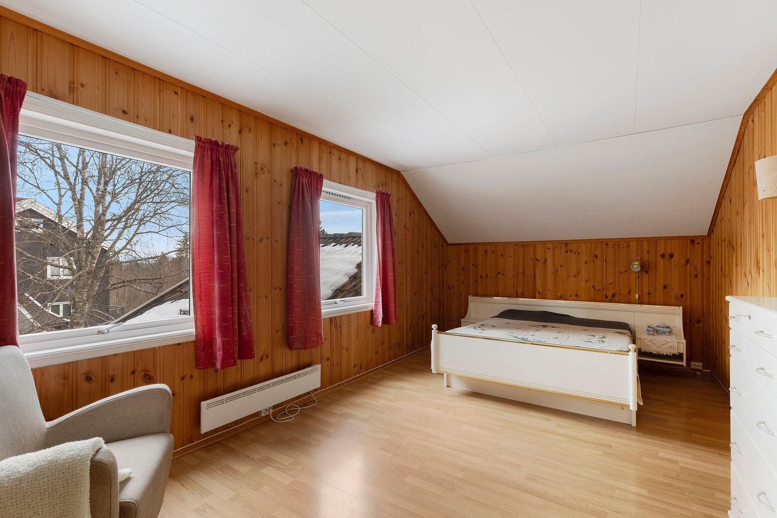 Boligen inneholder 2 soverom i dag. Begge disse er av svært god størrelse. Galleribilde