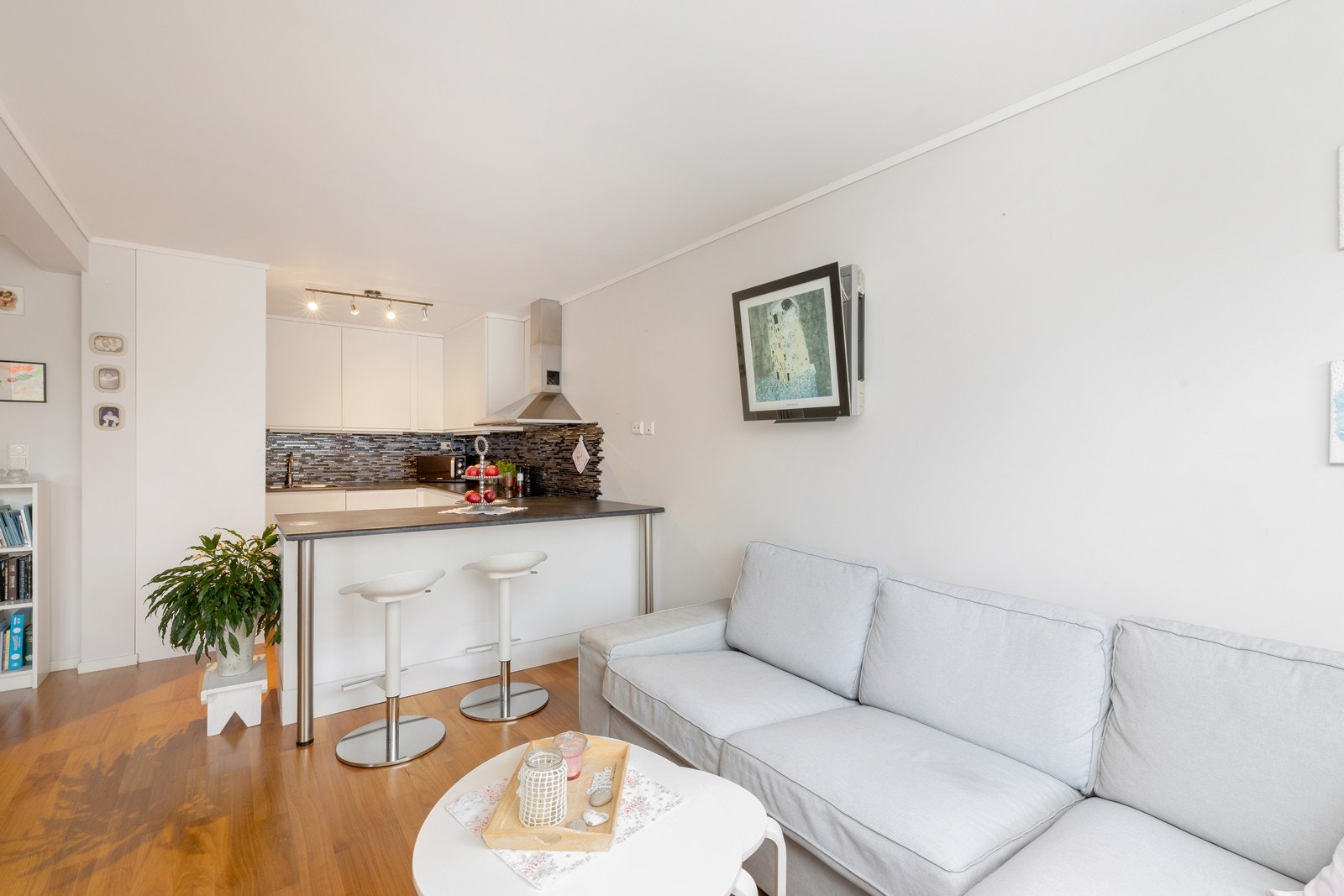 Kjøkkenøy mellom kjøkken og stue. Galleribilde