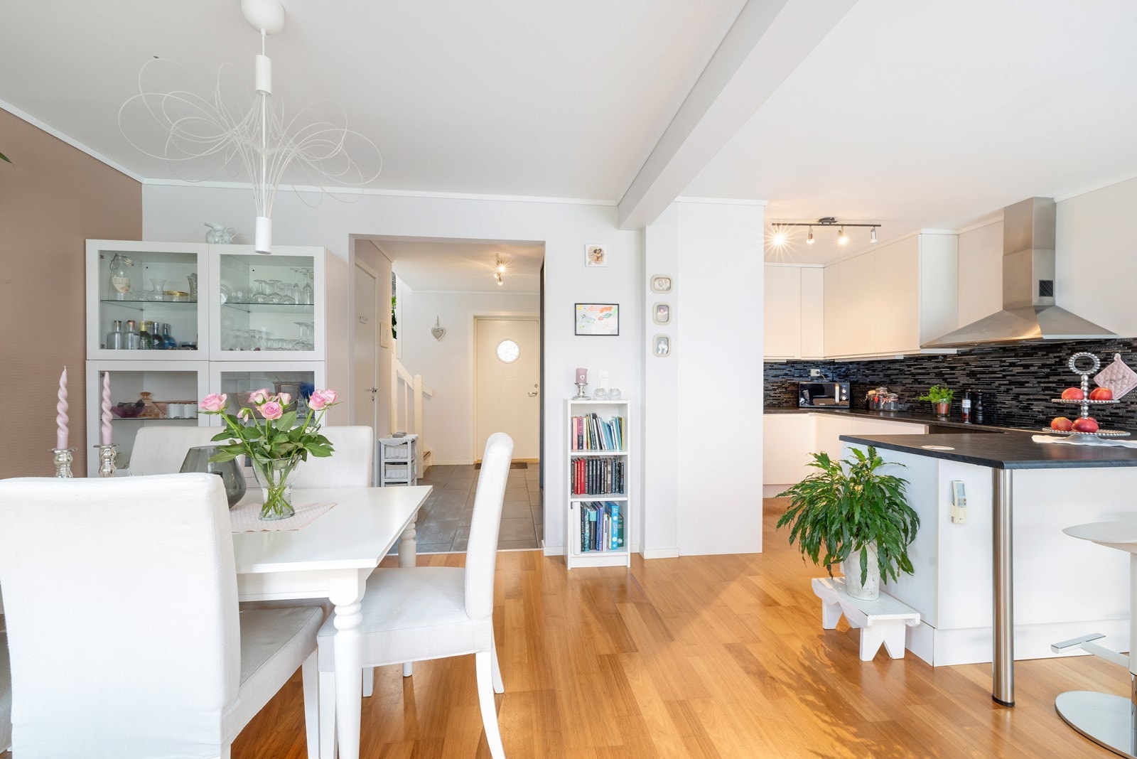 Fra entré og videre inn til stuen. Galleribilde