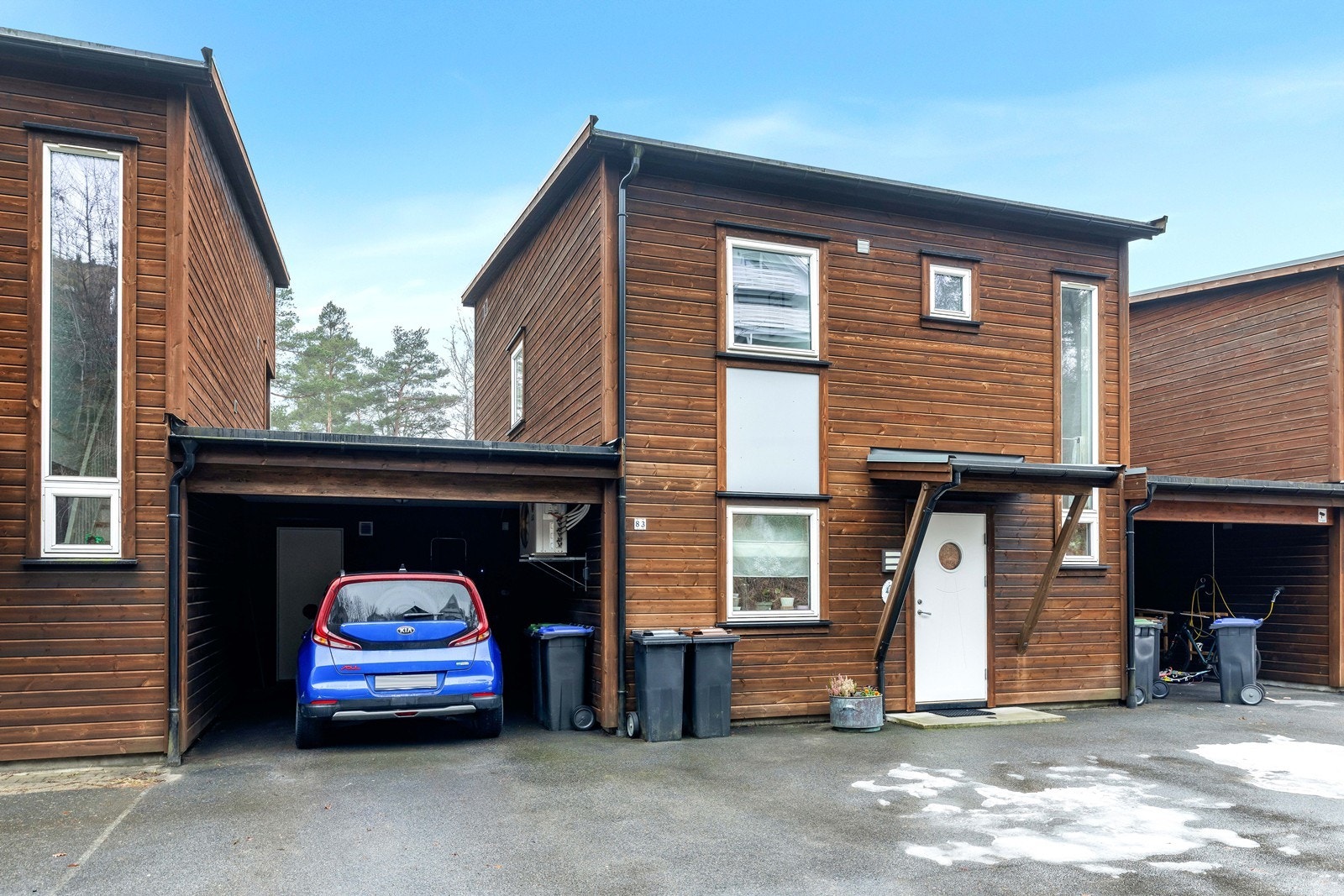 Car-port med el-bil lader. Bod i bakkant med utgang til hagen. Galleribilde