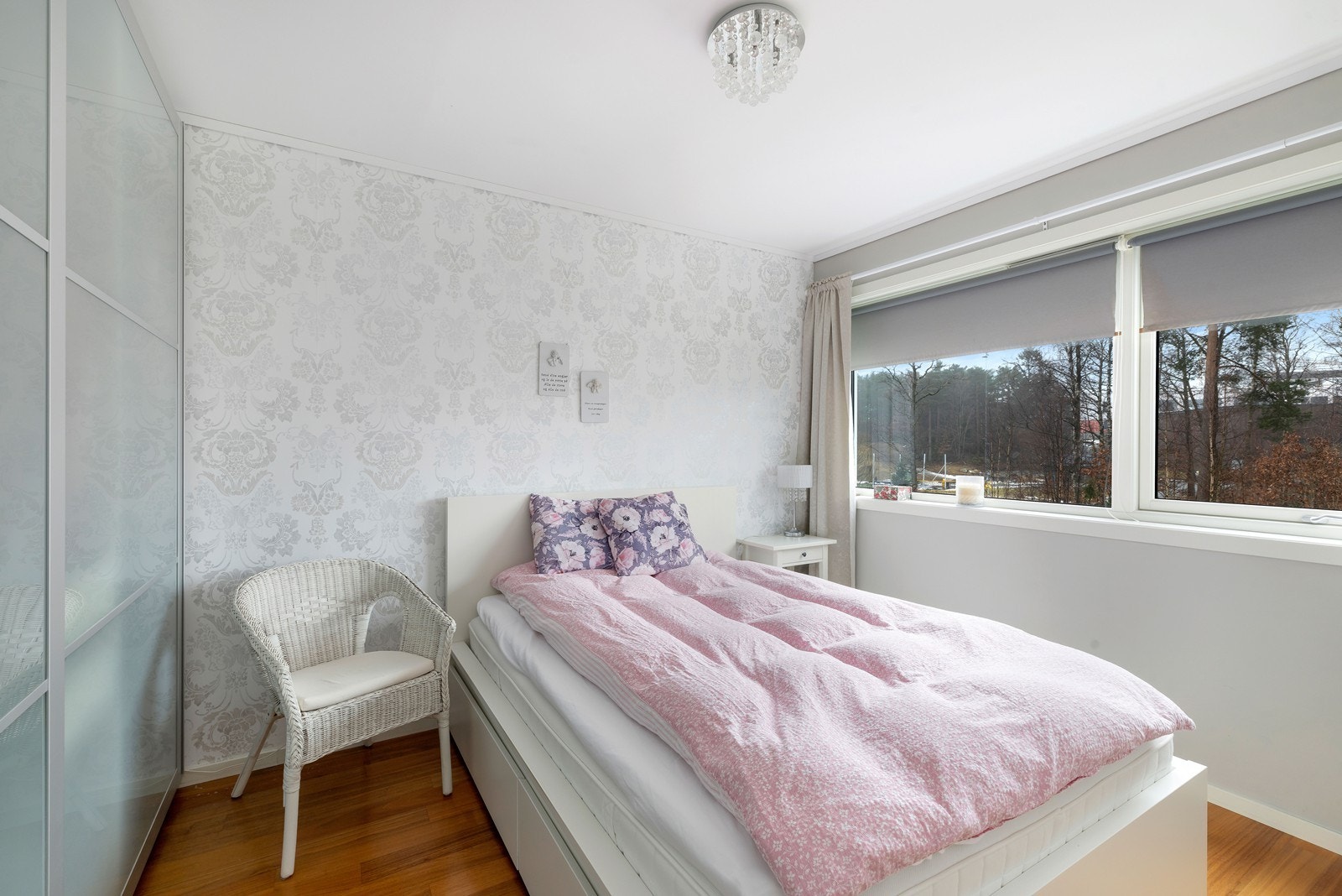 Soverom med garderobeskap. Galleribilde