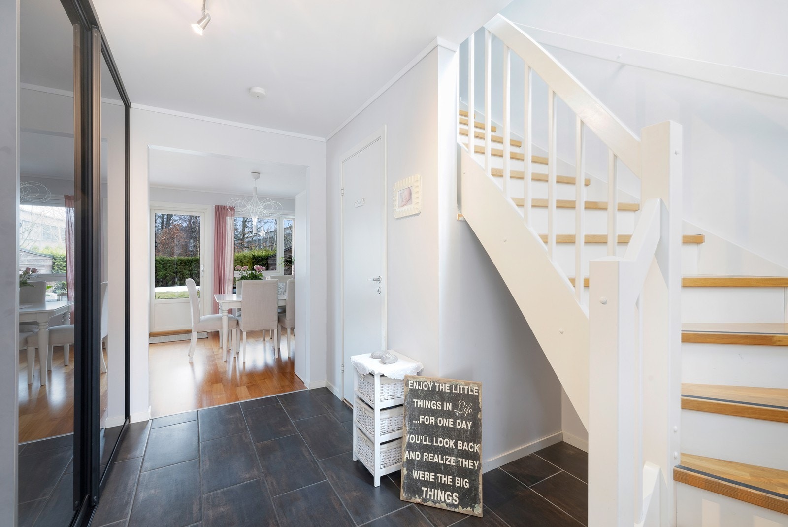 Fra entré er det adkomst til gjestetoalett og vaskerom. Trapp opp til 2. etasje. Galleribilde