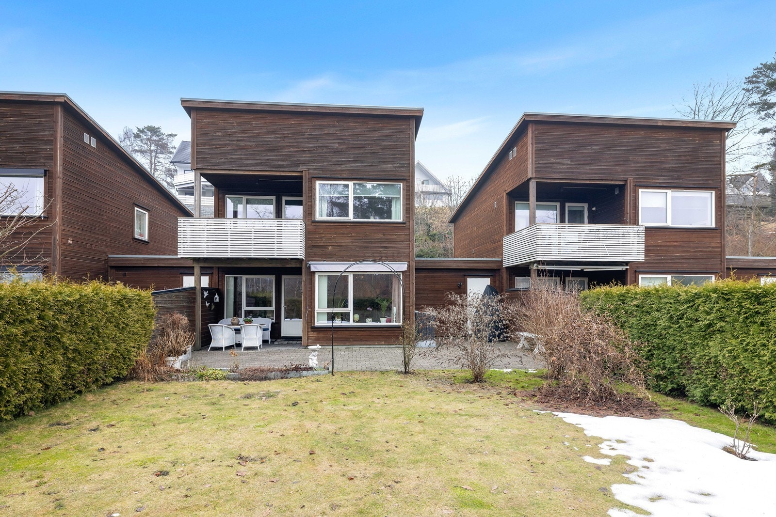 Arealeffektiv enebolig i kjede med skjermet og solrik uteplass. Galleribilde