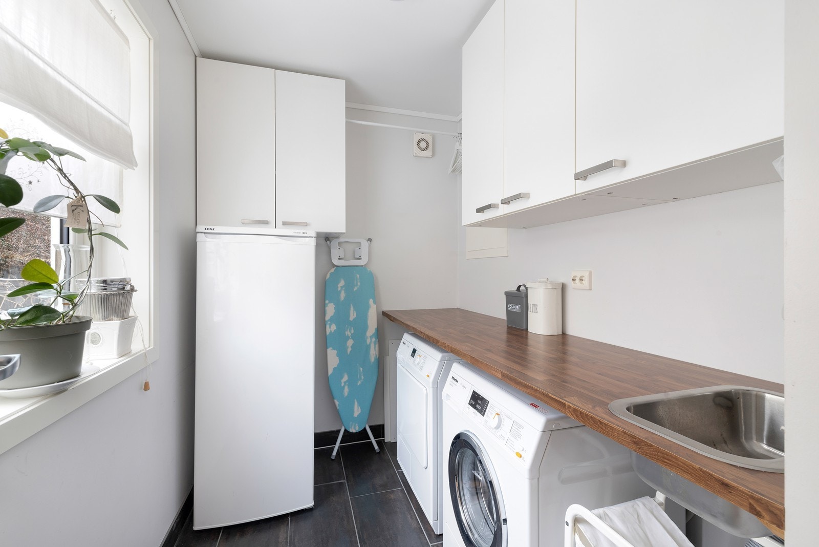 Vaskerom. Bak fryseskapet er det lagt opp til dusj. Galleribilde