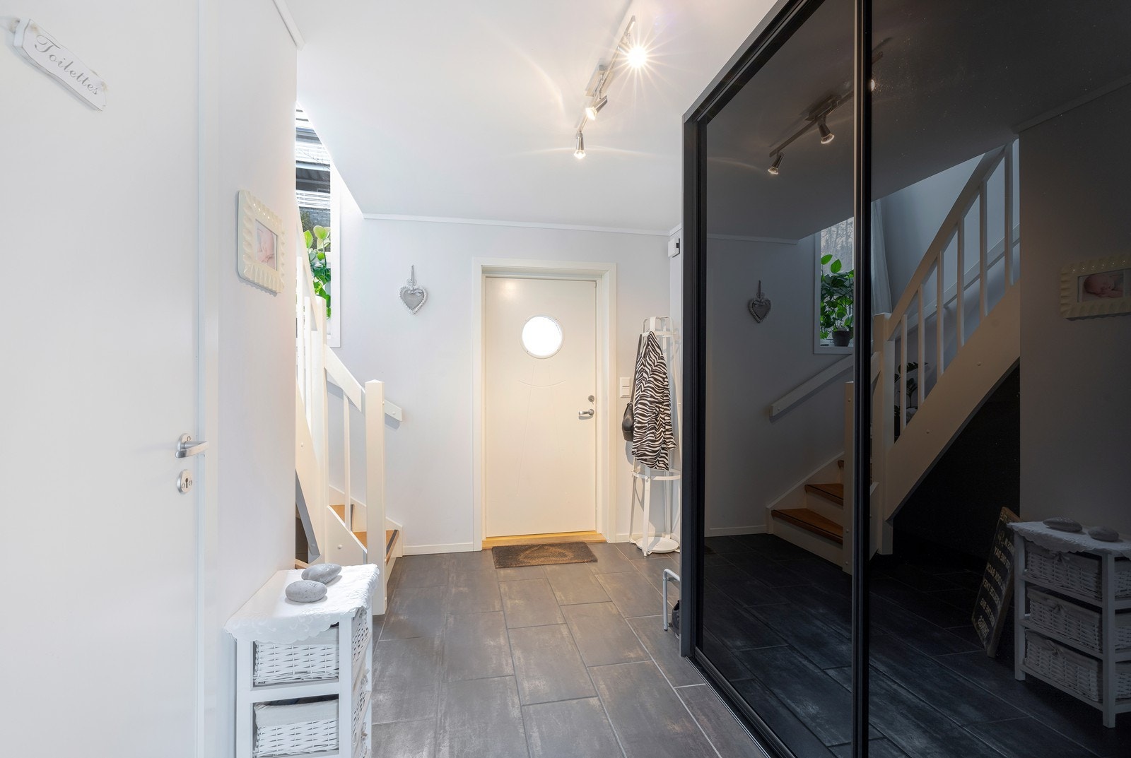 Velkommen inn til romslig entré. Fliser, varmekabler og god plass i garderobeskap. Galleribilde