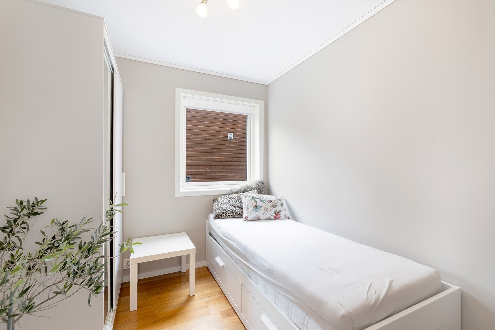 Soverom med garderobeskap. Galleribilde