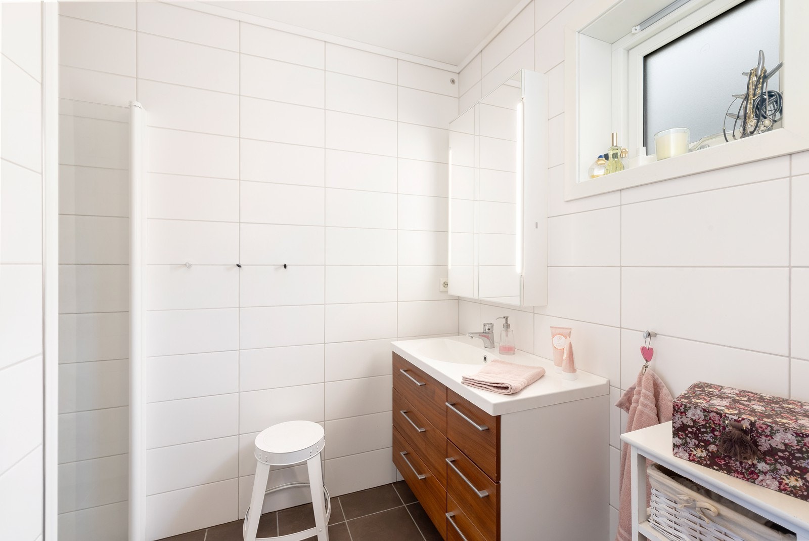 Flislagt bad, innredet med dusj, toalett og servant med innredning. Galleribilde