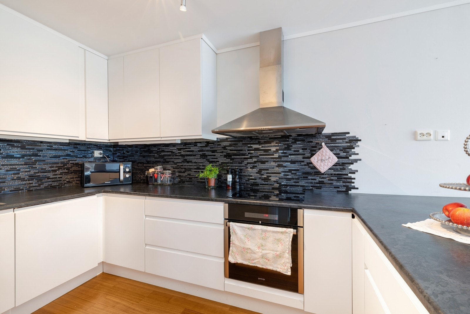 Integrerte hvitevarer består av Kjøleskap, oppvaskmaskin, stekeovn, koke topp. Galleribilde