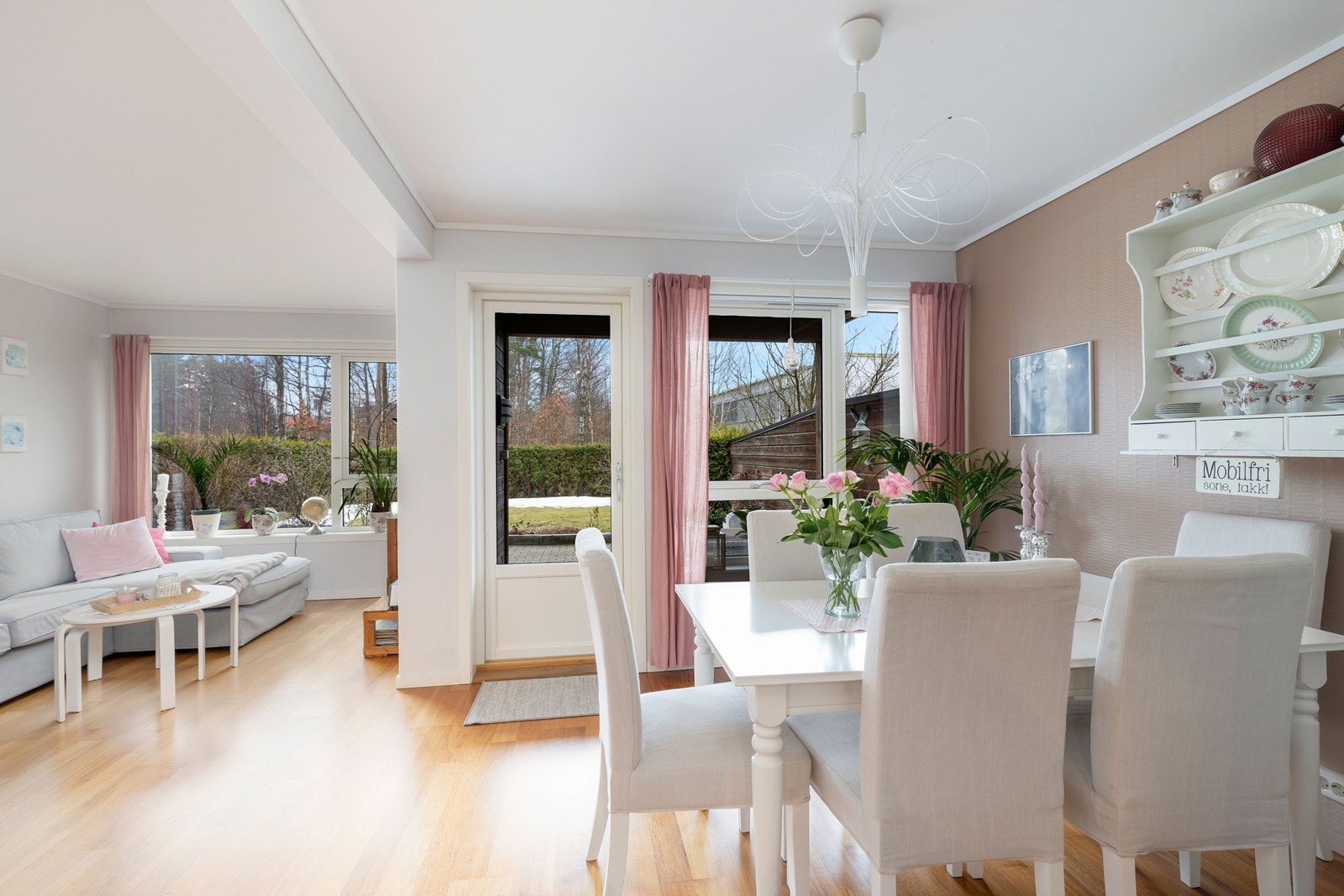 God plass til både sittegruppe og spisestuemøblement. Galleribilde