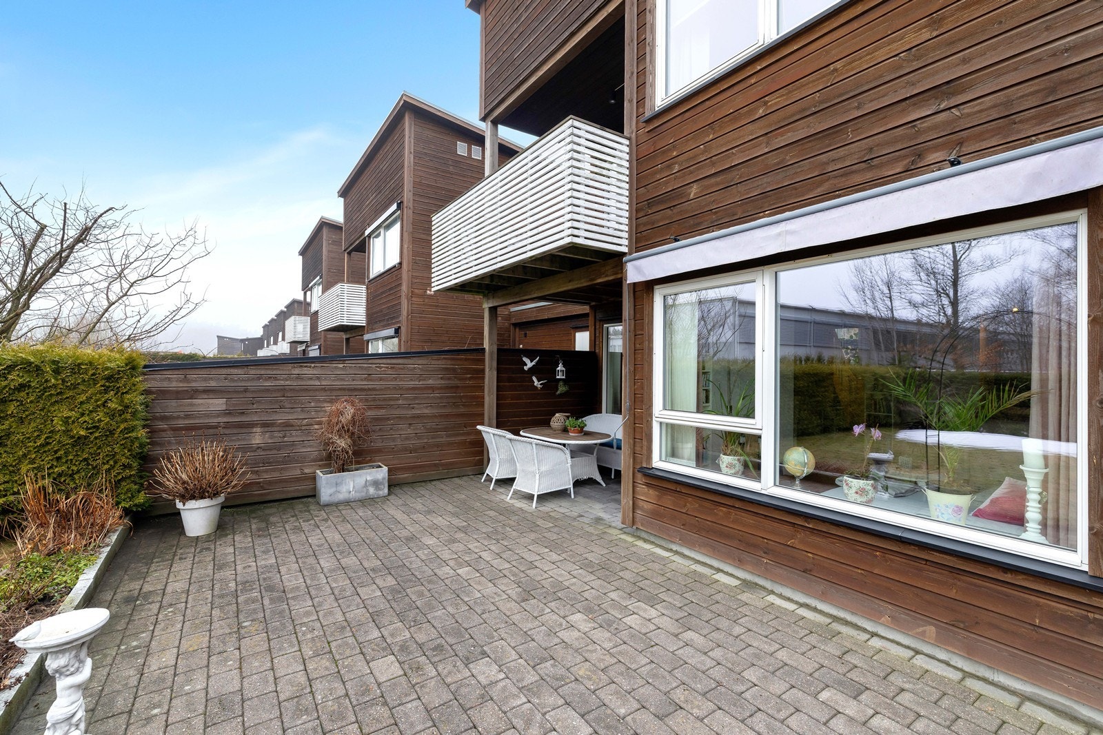 Delvis overbygd markterrasse med utgang fra stuen. Galleribilde