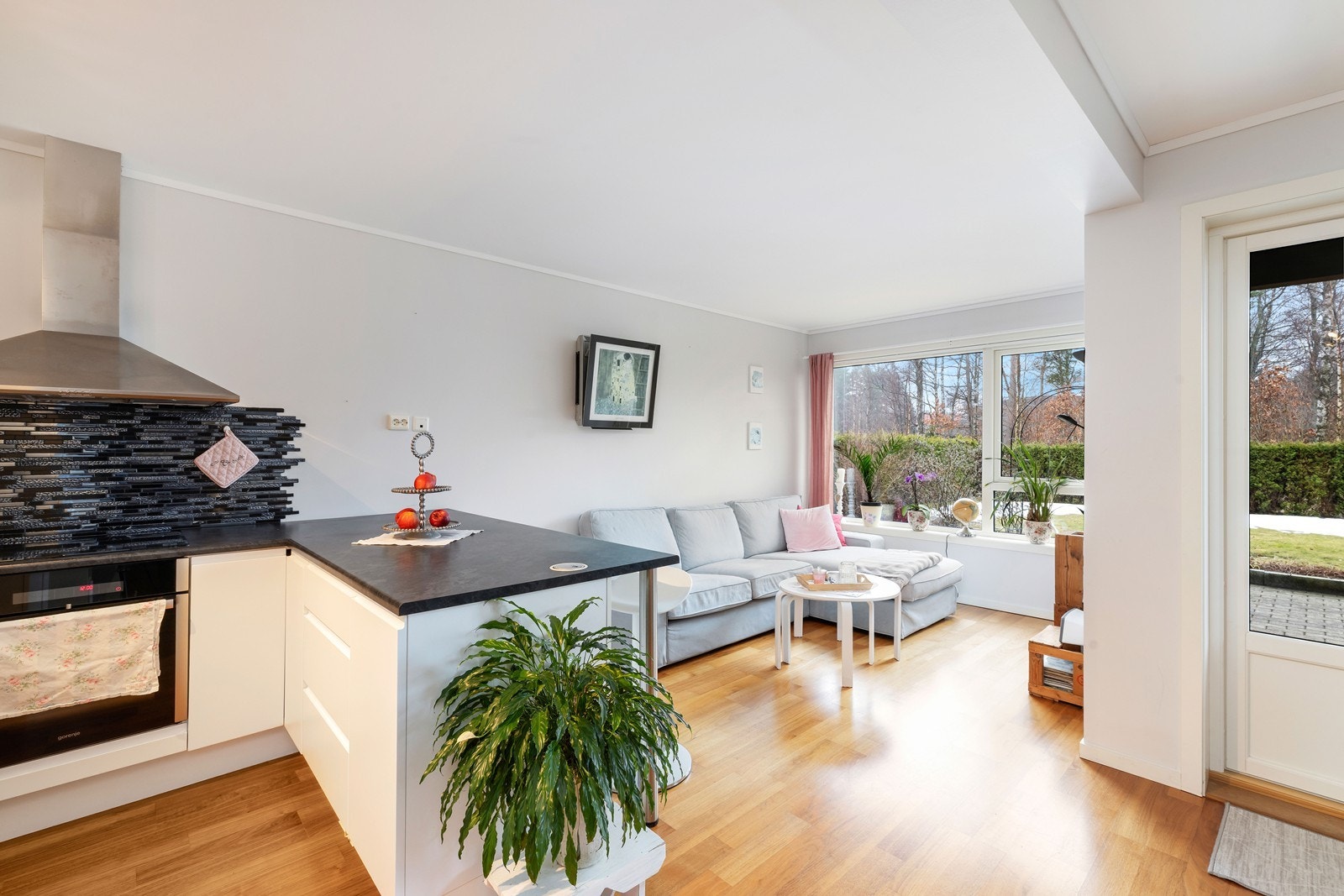 Stue med åpen kjøkkenløsning. Galleribilde