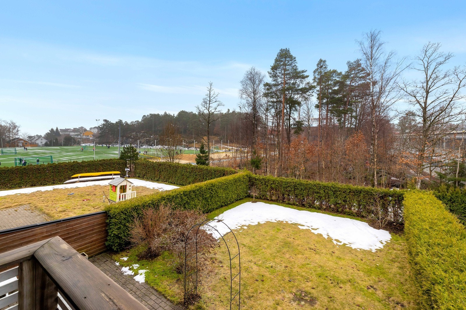 Fra balkong og ned til hagen. Galleribilde