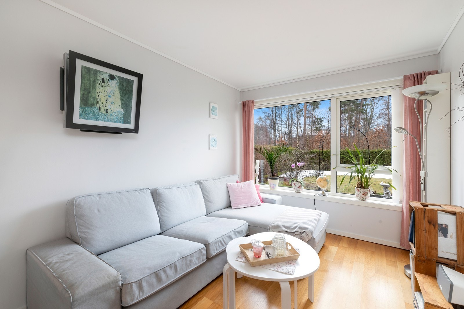 Varmepumpe over sofaen. Galleribilde