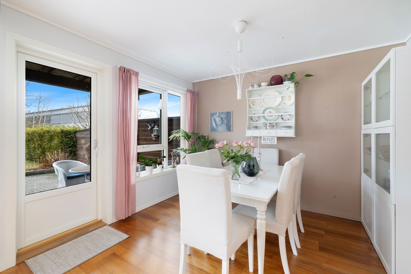 Fra stuen er det utgang til markterrasse og hage. Galleribilde