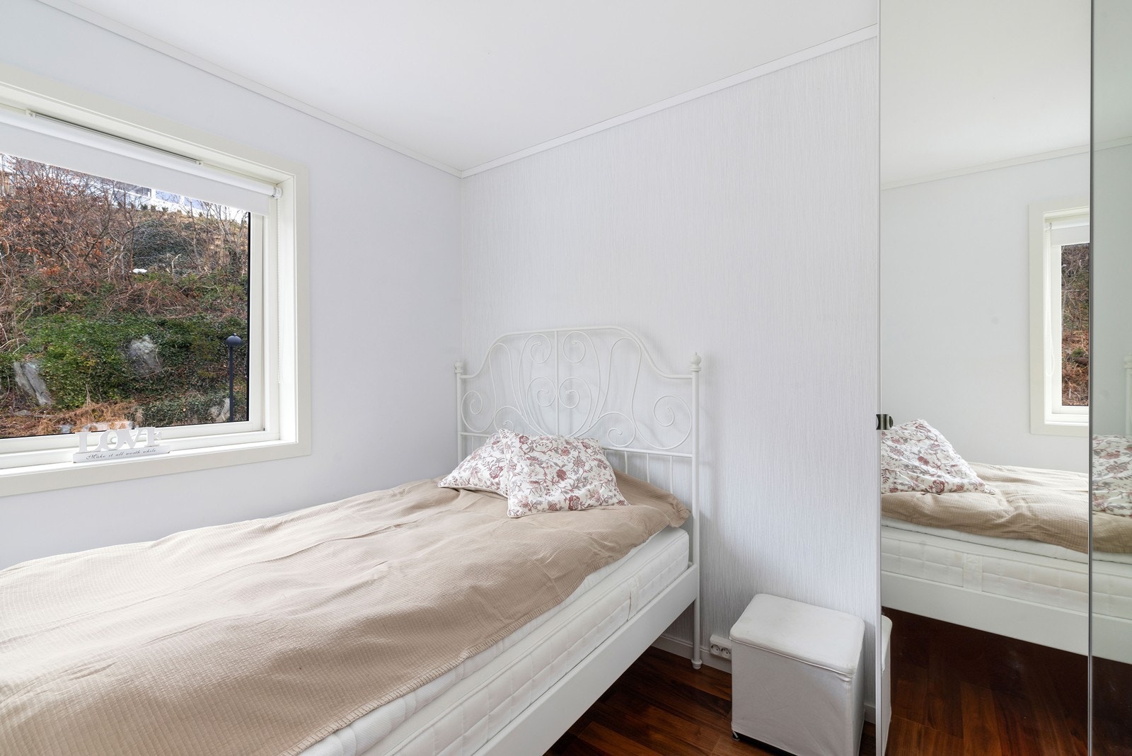 Soverom med garderobeskap. Galleribilde