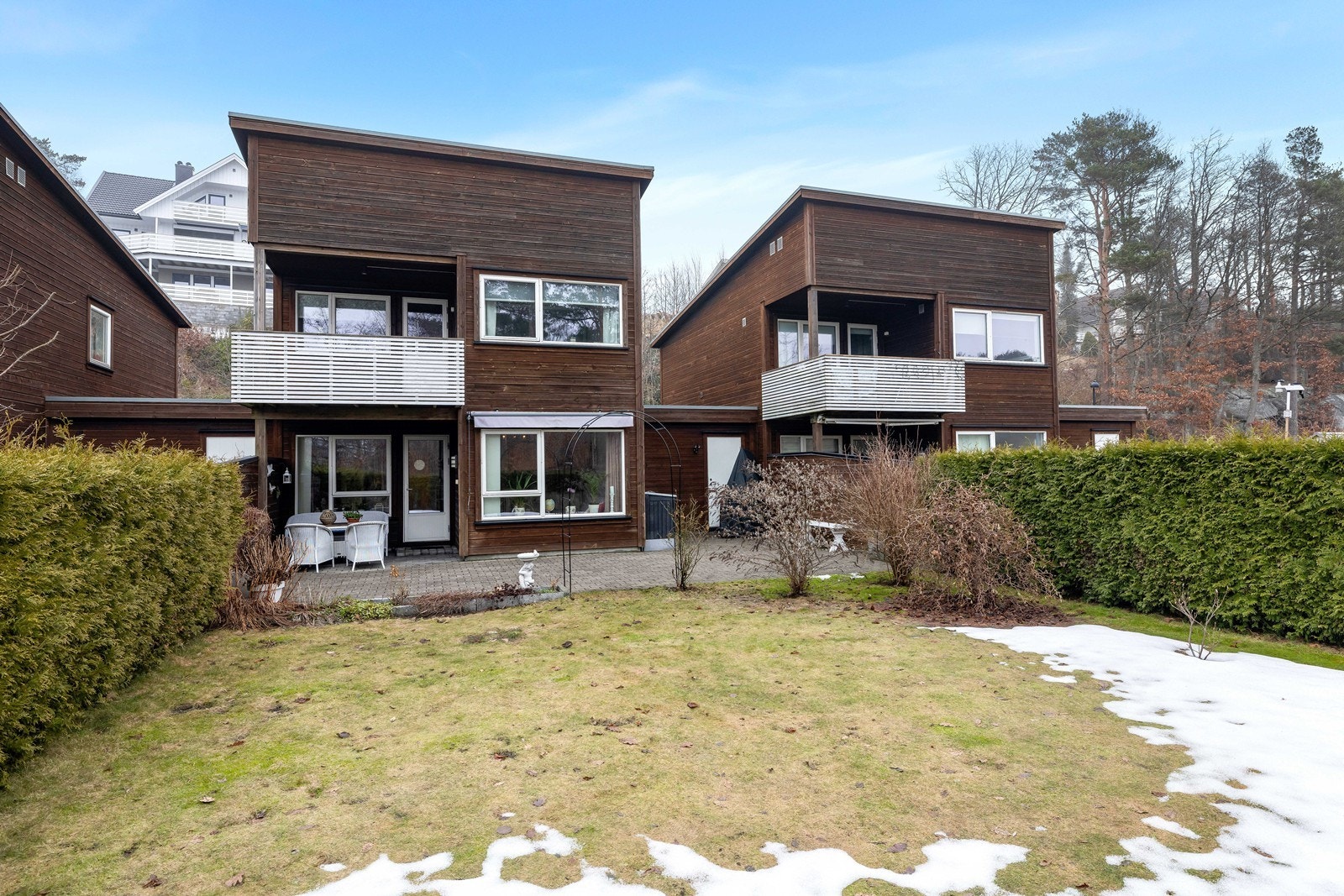 Pent opparbeidet tomt, med plen og hekk beplantning. Galleribilde