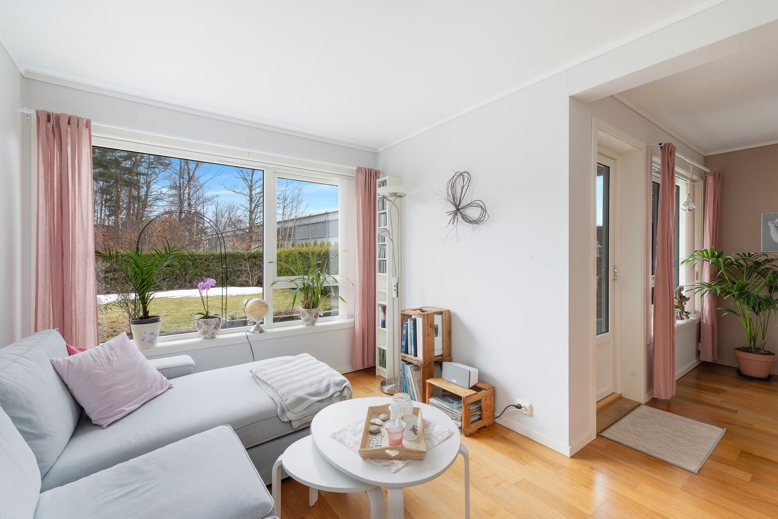 Store, senkede vinduer slipper inn naturlig lys. Galleribilde