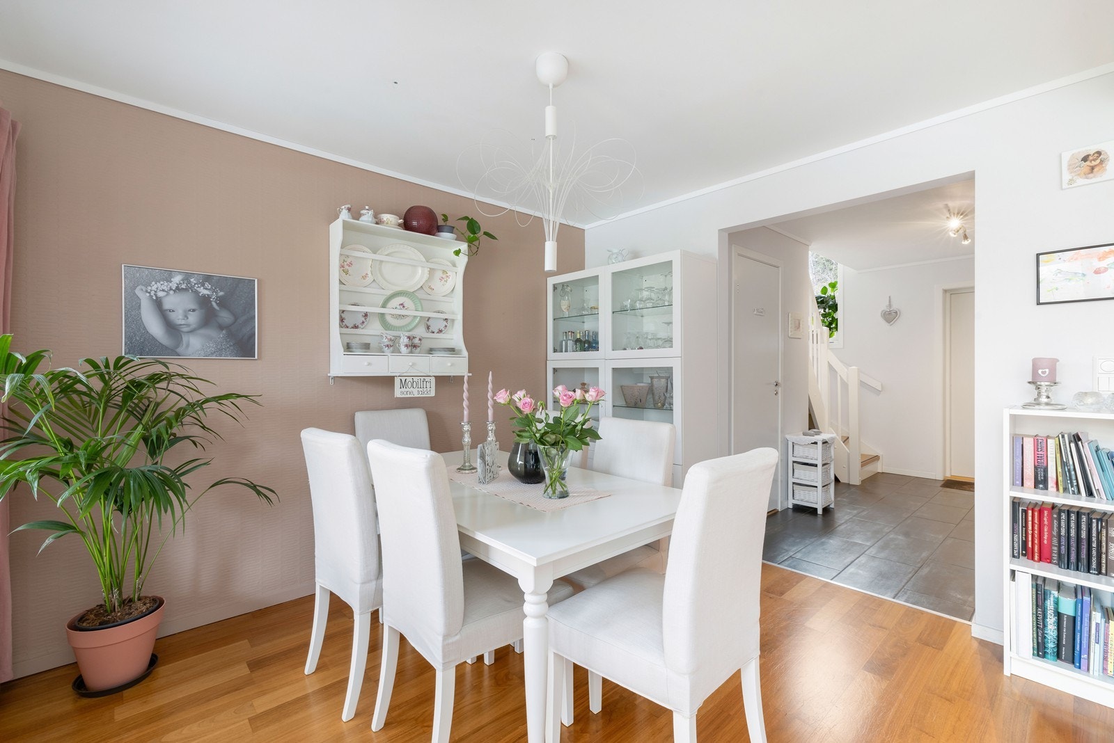 God plass til spisestue hvor du kan samle venner og familie. Galleribilde