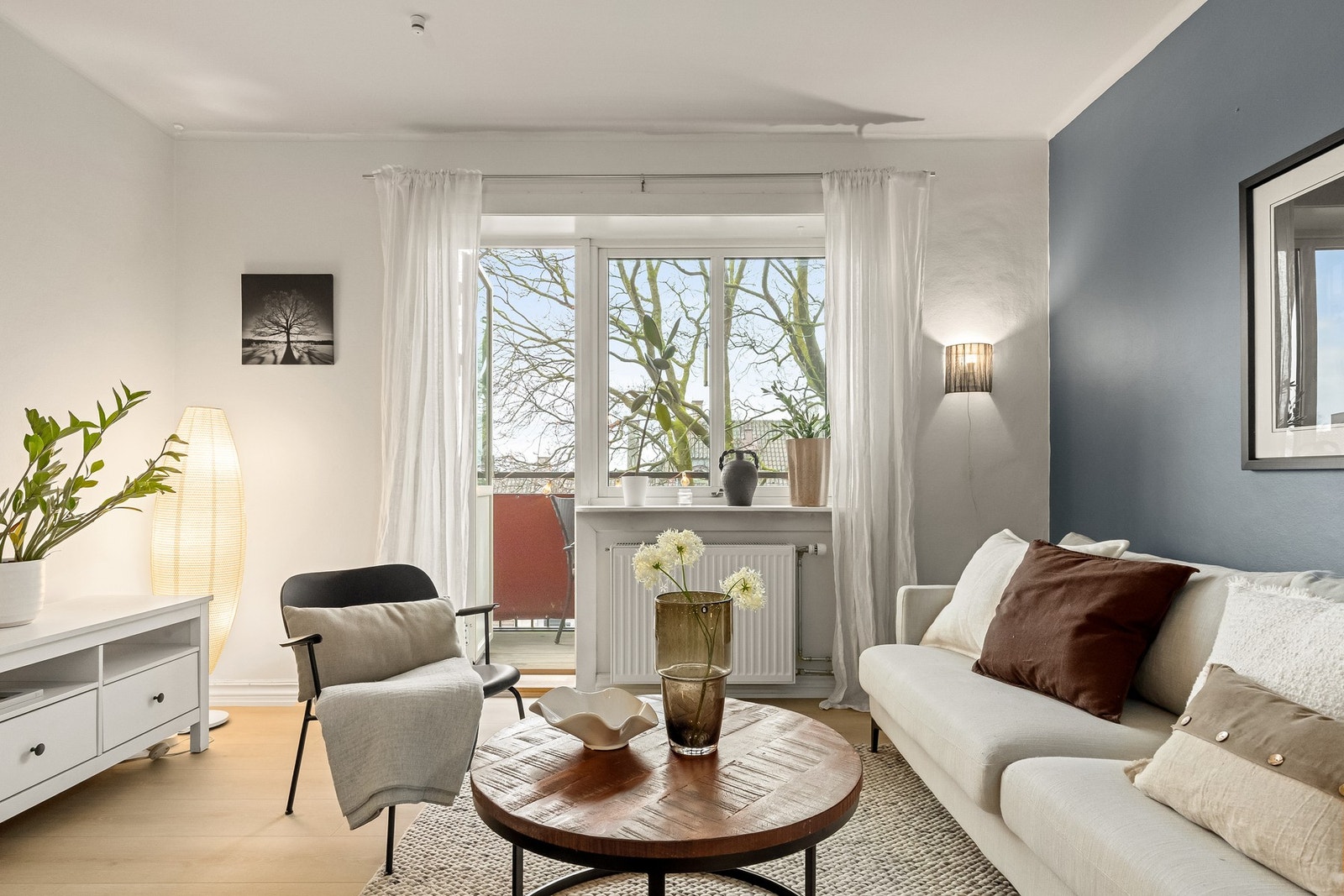 Stuen forlenges av en nydelig balkong. Galleribilde