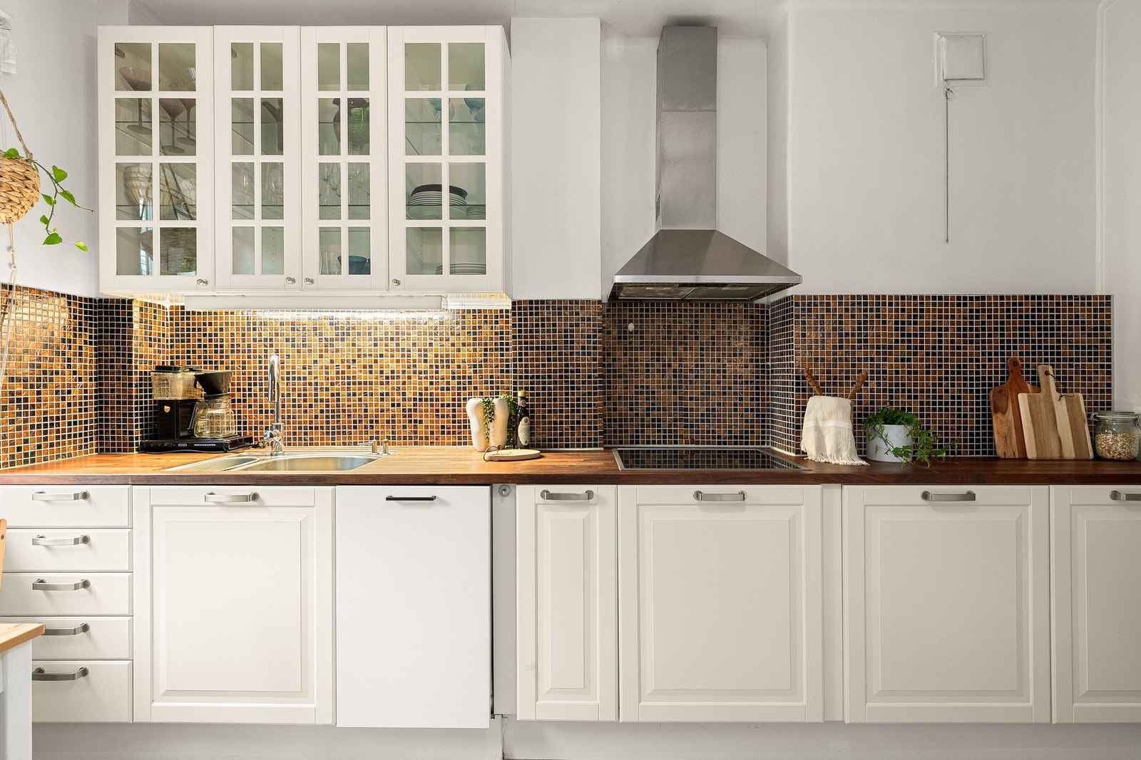 Det er rikelig med skap- og benkeplass for oppbevaring og matlaging. Galleribilde