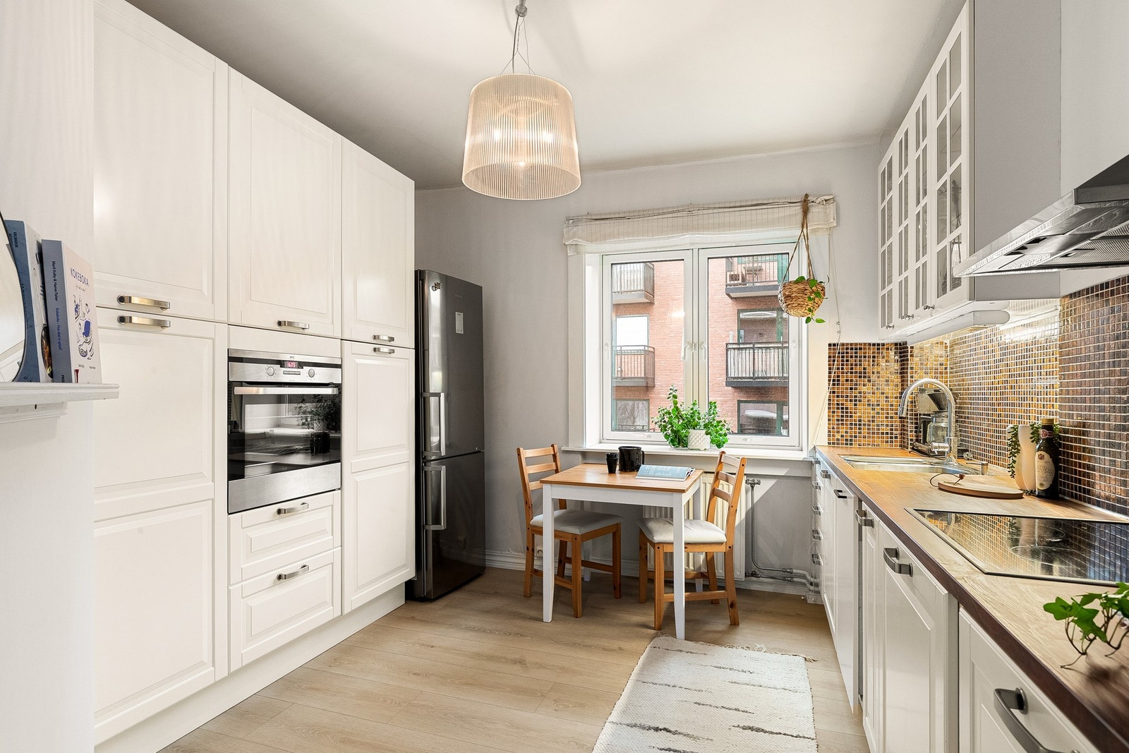 Lyst og velholdt kjøkken fra 2009. (Mulighet for å omgjøre rommet til et soverom - se alternativ plantegning). Galleribilde