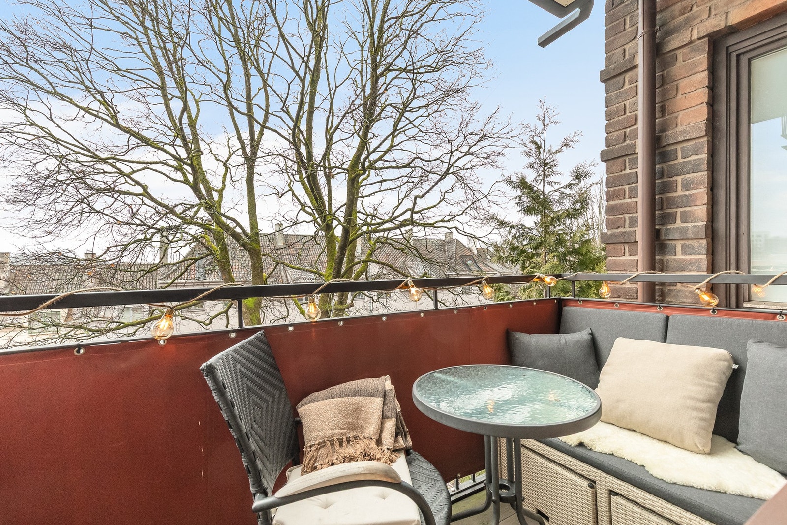 På sommertid oppleves balkongen skjermet med grønt utsyn. Galleribilde