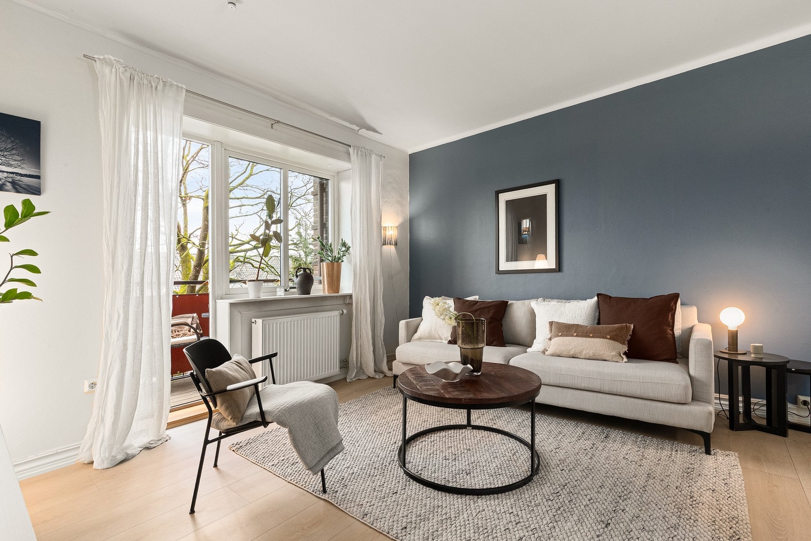 En delikat og lys 2(3)-roms beliggende i byggets 2. etasje. Galleribilde